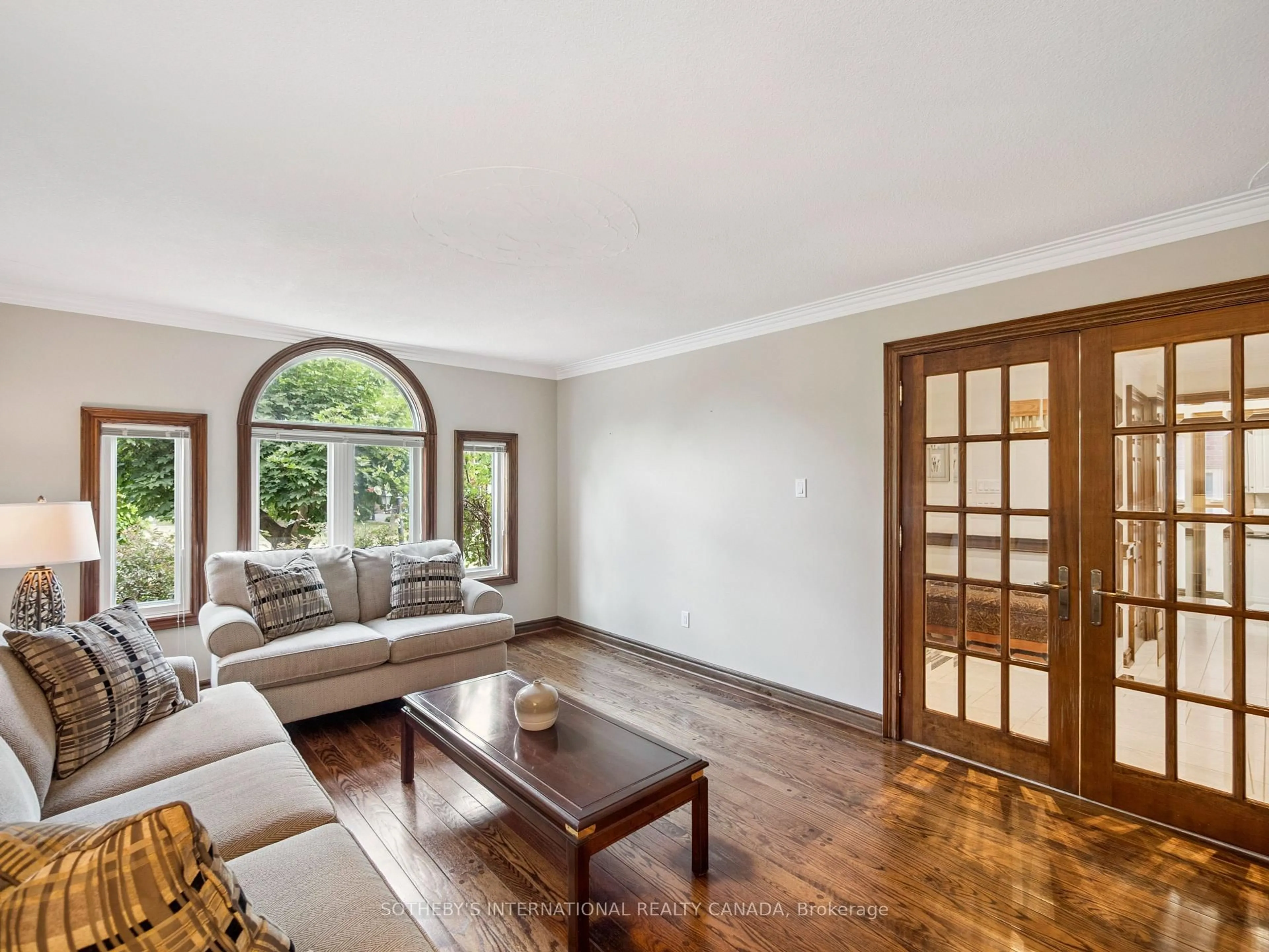 Living room with furniture, wood/laminate floor for 35 Lisa Cres, Richmond Hill Ontario L4B 3A5