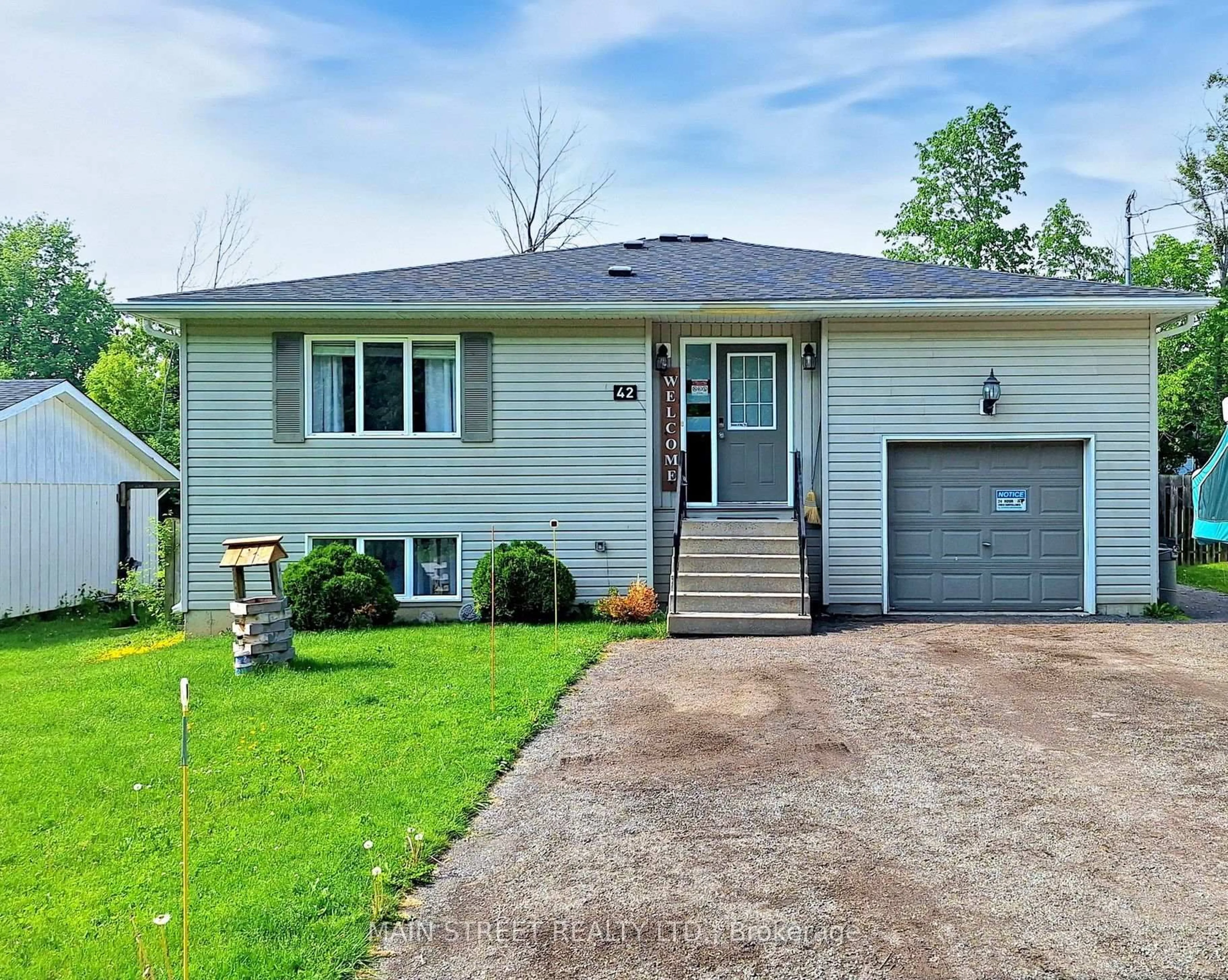 Home with vinyl exterior material, street for 42 Evelyn Ave, Georgina Ontario L4P 3C8