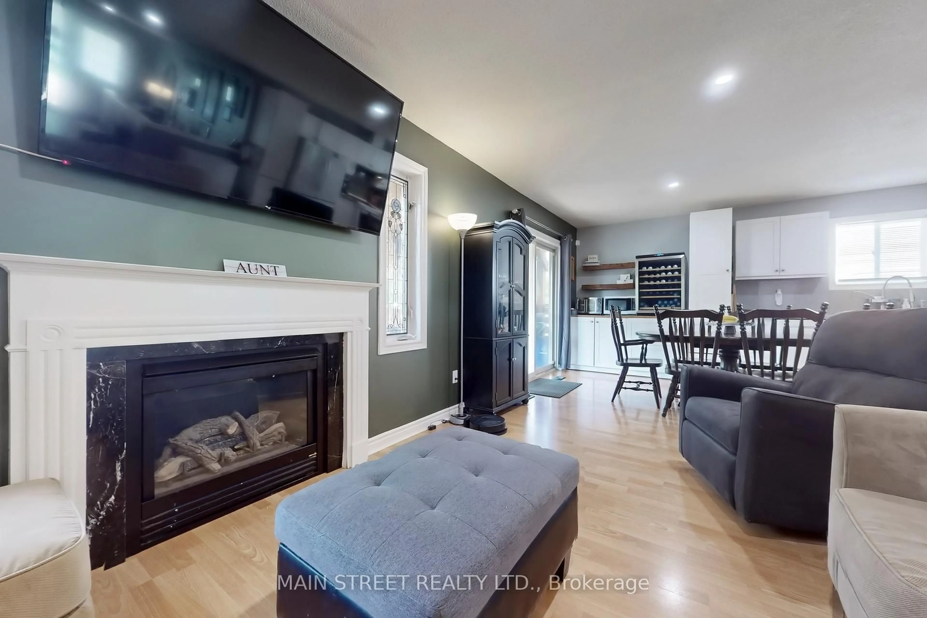 Living room with furniture, unknown for 42 Evelyn Ave, Georgina Ontario L4P 3C8