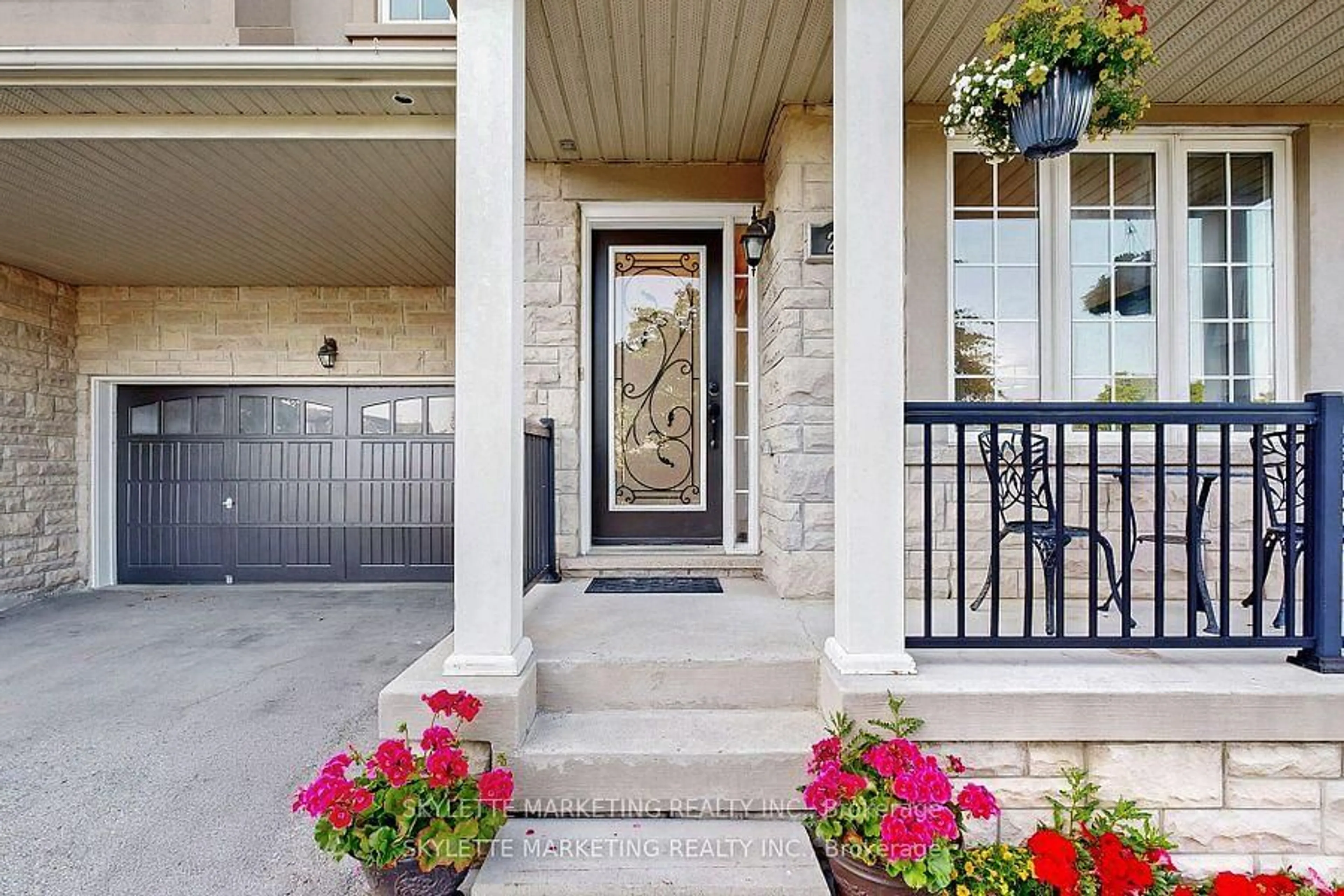 Indoor entryway for 237 Woodspring Ave, Newmarket Ontario L3X 3J1