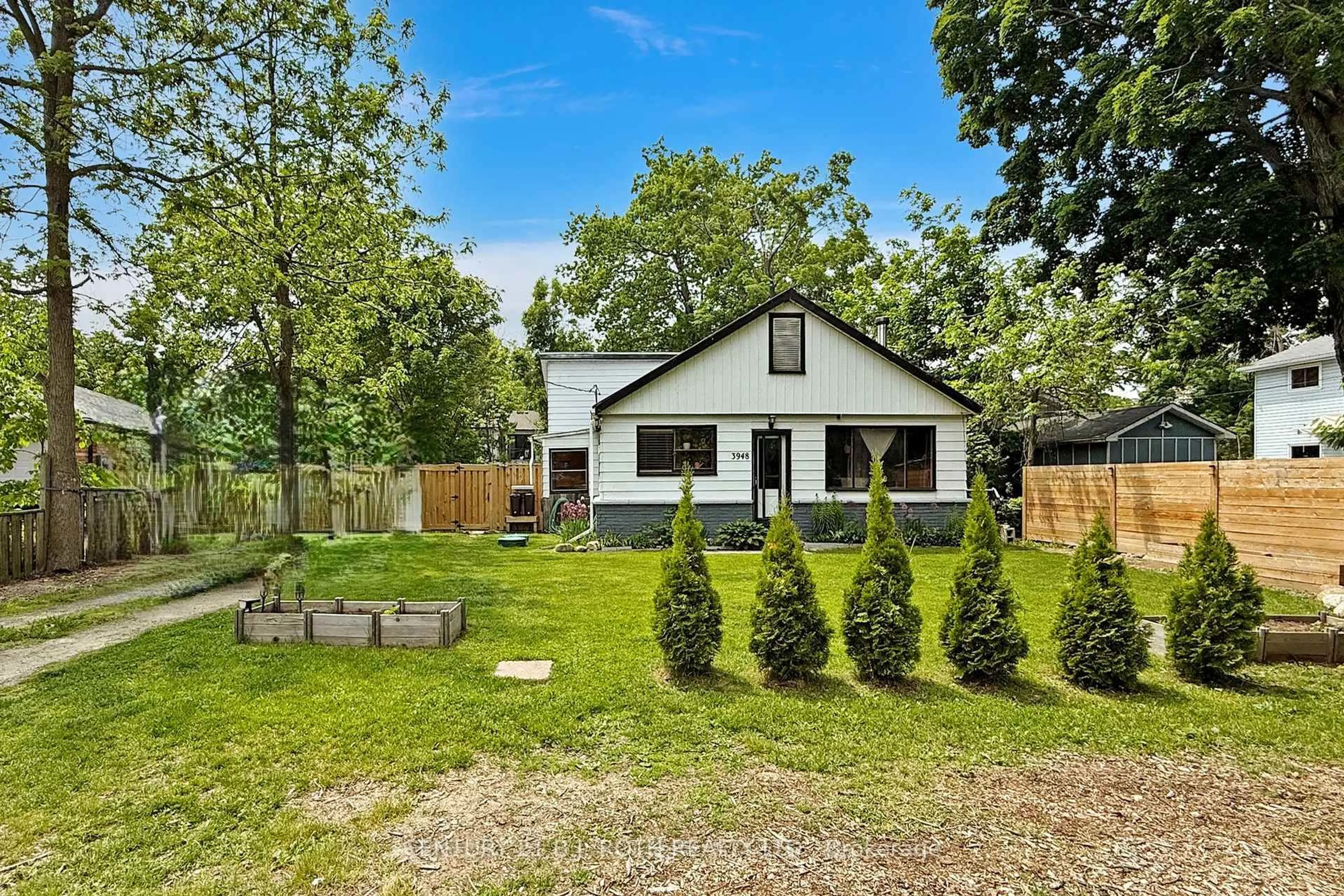 A pic from outside/outdoor area/front of a property/back of a property/a pic from drone, street for 3948 Alderly Ave, Innisfil Ontario L9S 2M2