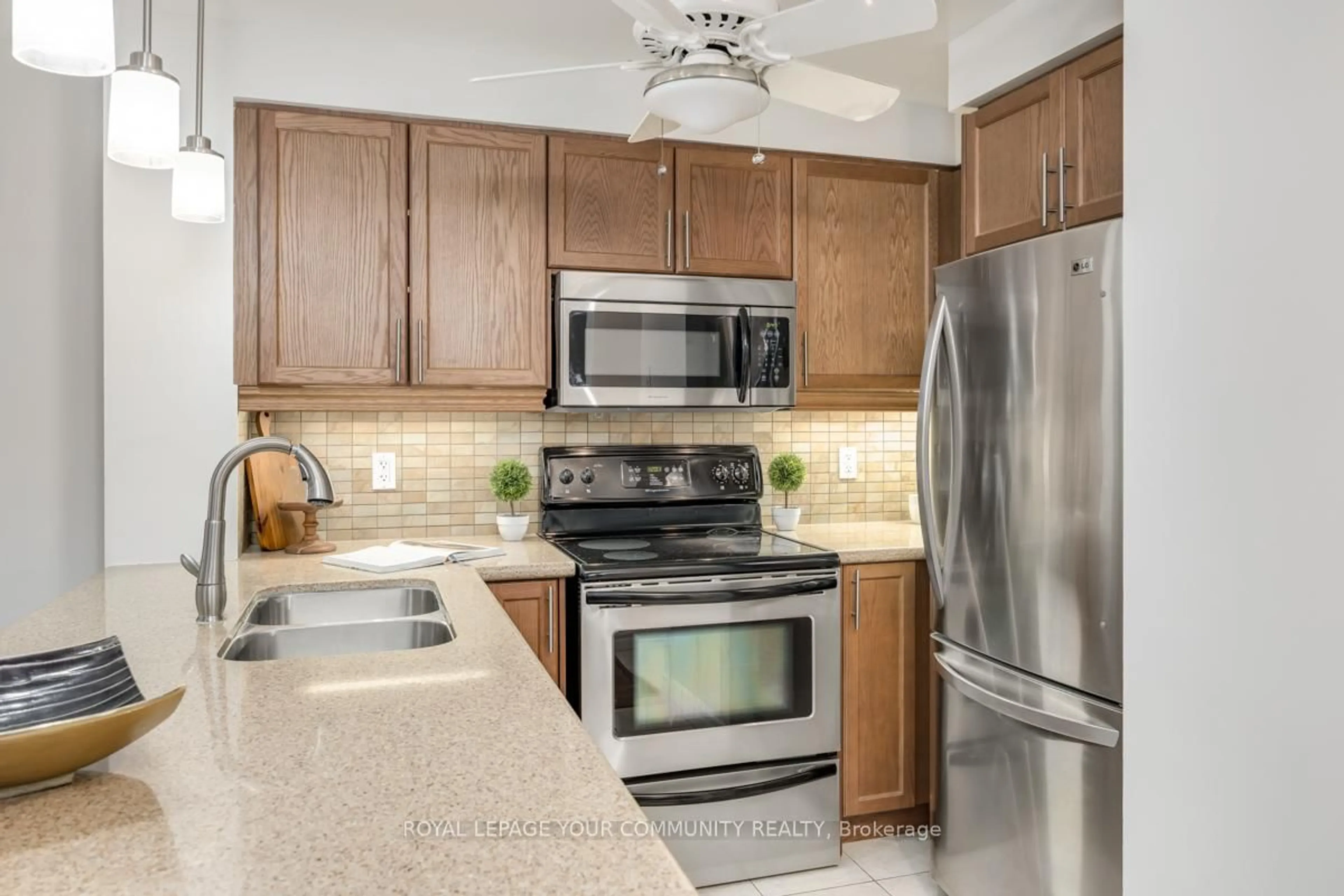 Standard kitchen, ceramic/tile floor for 18 Harding Blvd #204, Richmond Hill Ontario L4C 0T3