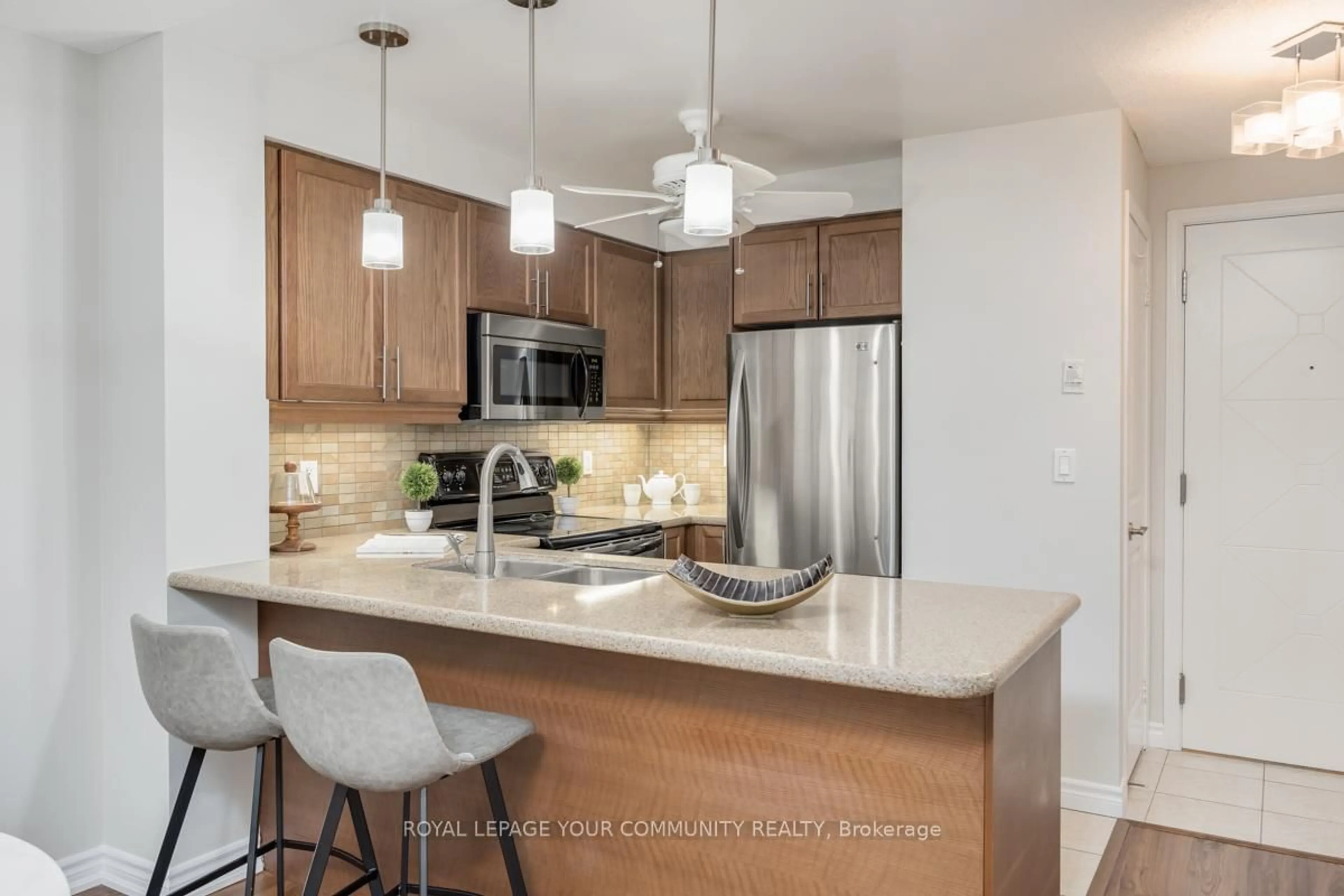 Open concept kitchen, ceramic/tile floor for 18 Harding Blvd #204, Richmond Hill Ontario L4C 0T3