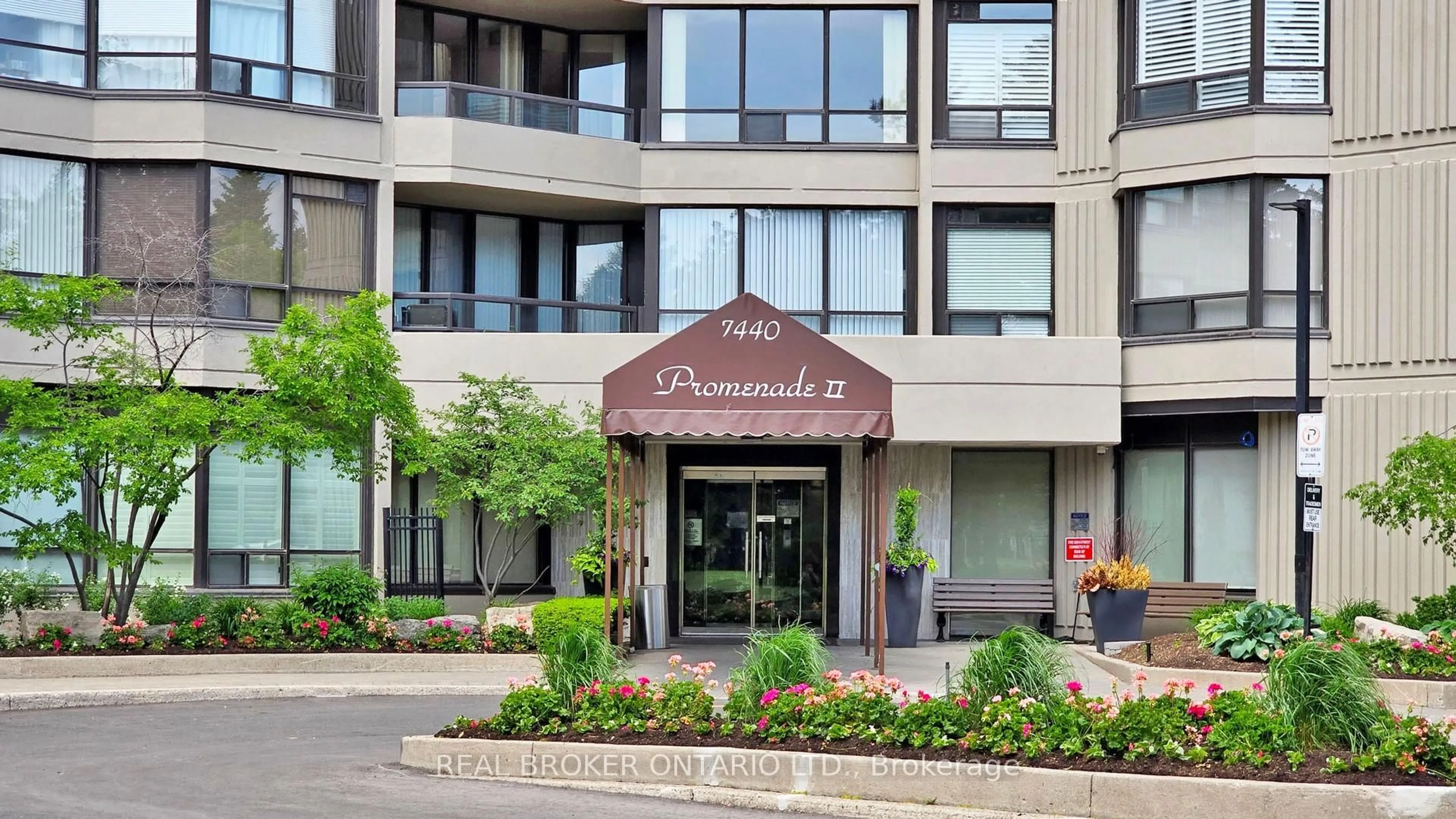 Indoor foyer for 7440 Bathurst St #1402, Vaughan Ontario L4J 7K8