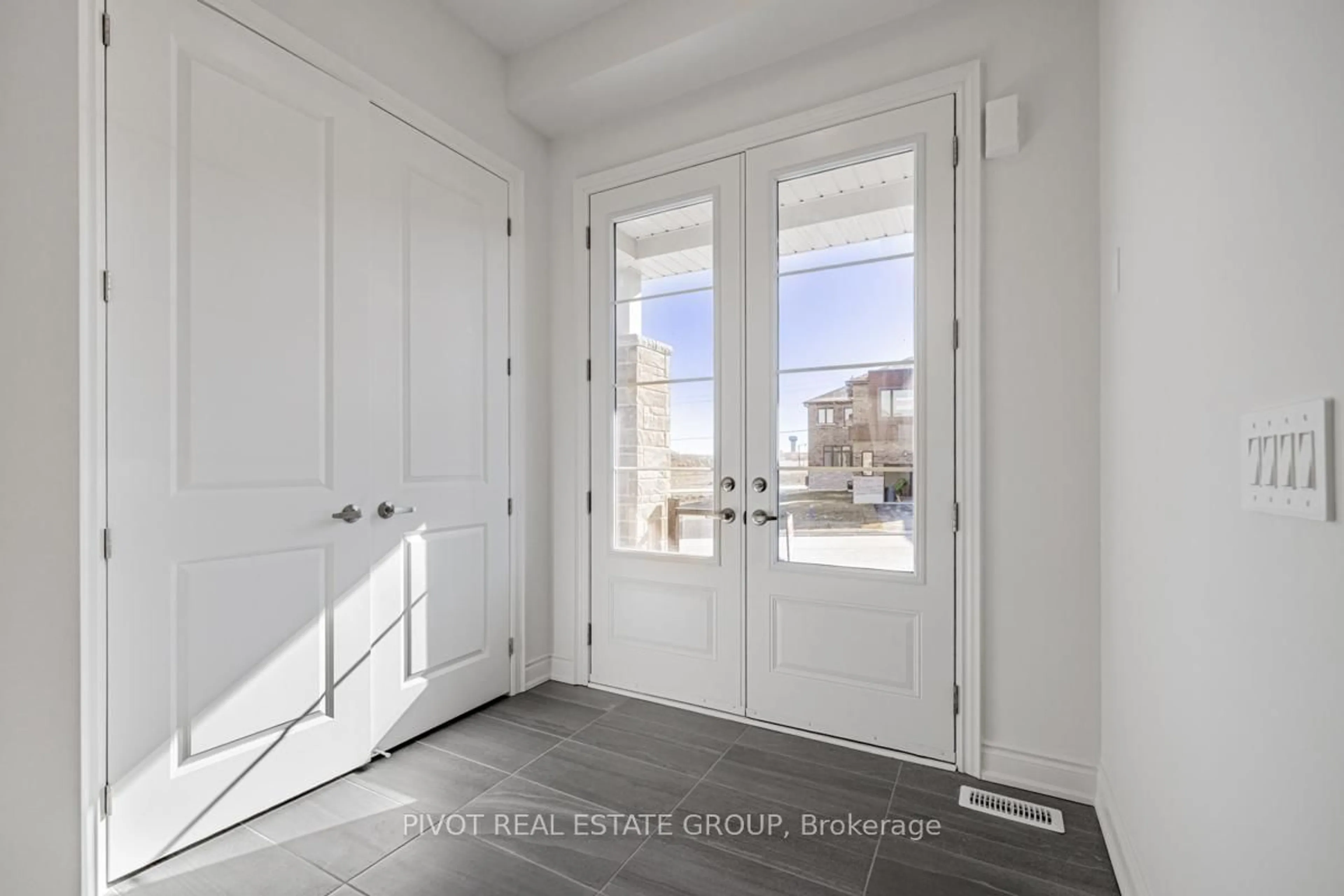 Indoor entryway for 16 Rowe St, Bradford West Gwillimbury Ontario L3Z 4M9