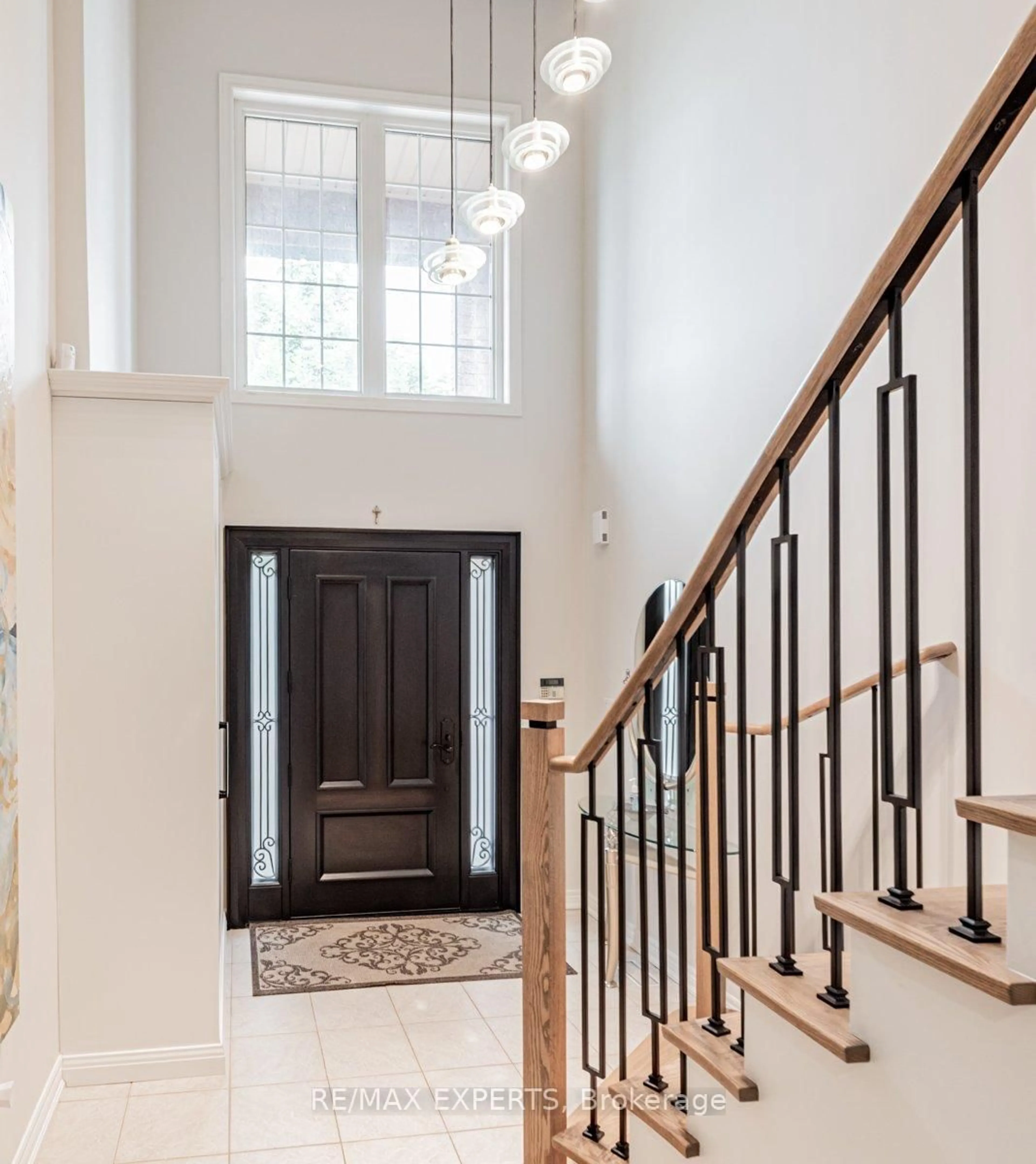 Indoor entryway for 107 Norwood Ave, Vaughan Ontario L6A 3V7