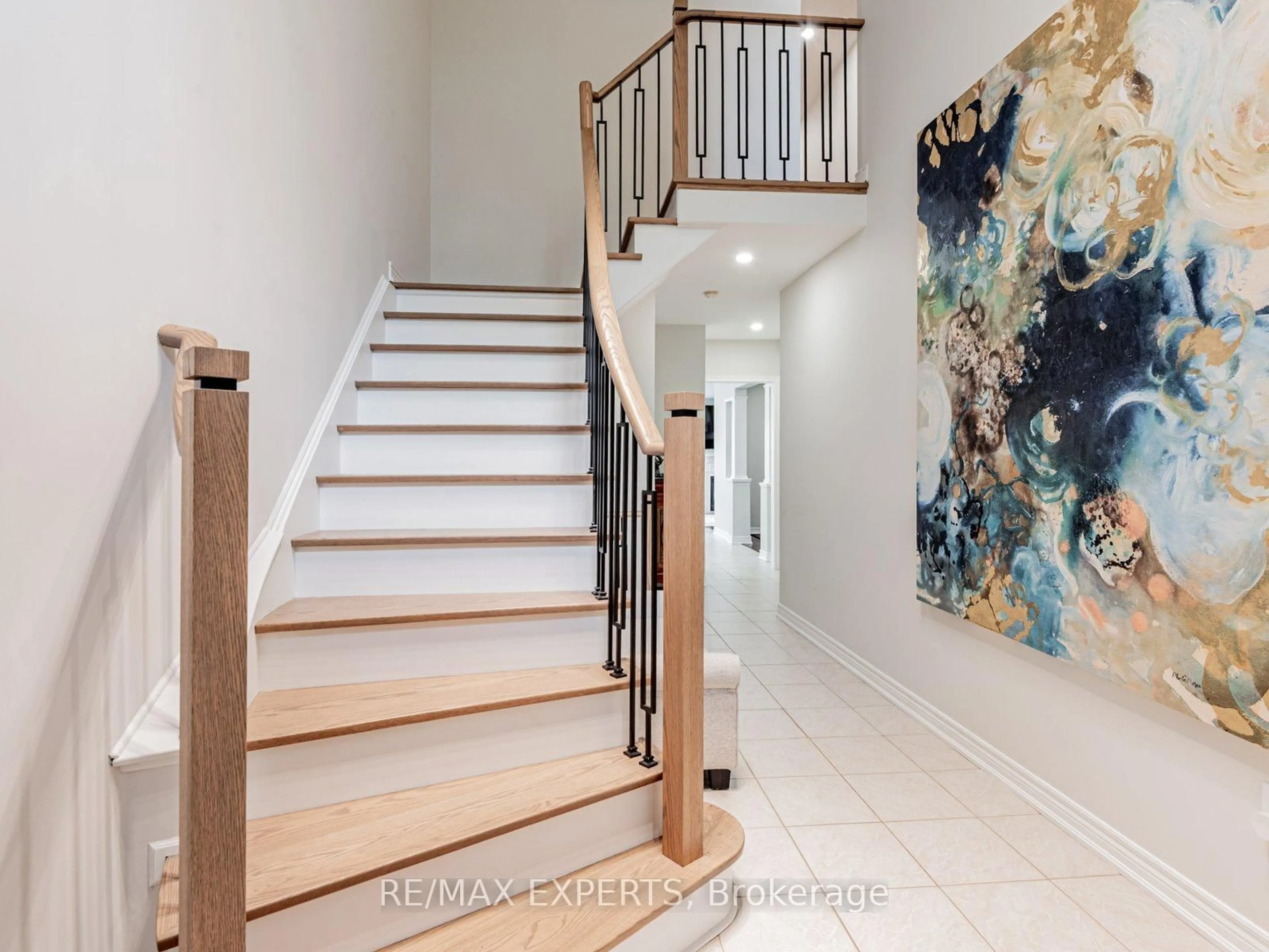Indoor entryway for 107 Norwood Ave, Vaughan Ontario L6A 3V7