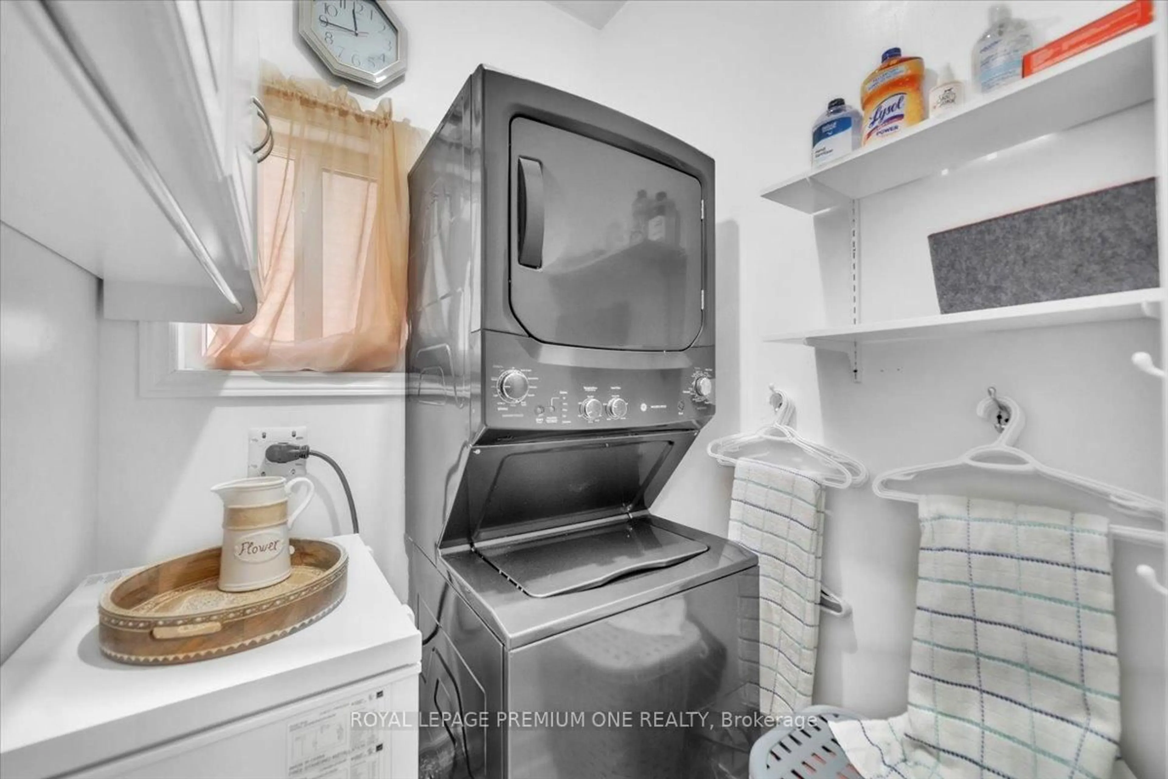Laundry room for 97 Blackthorn Dr, Vaughan Ontario L6A 3N2
