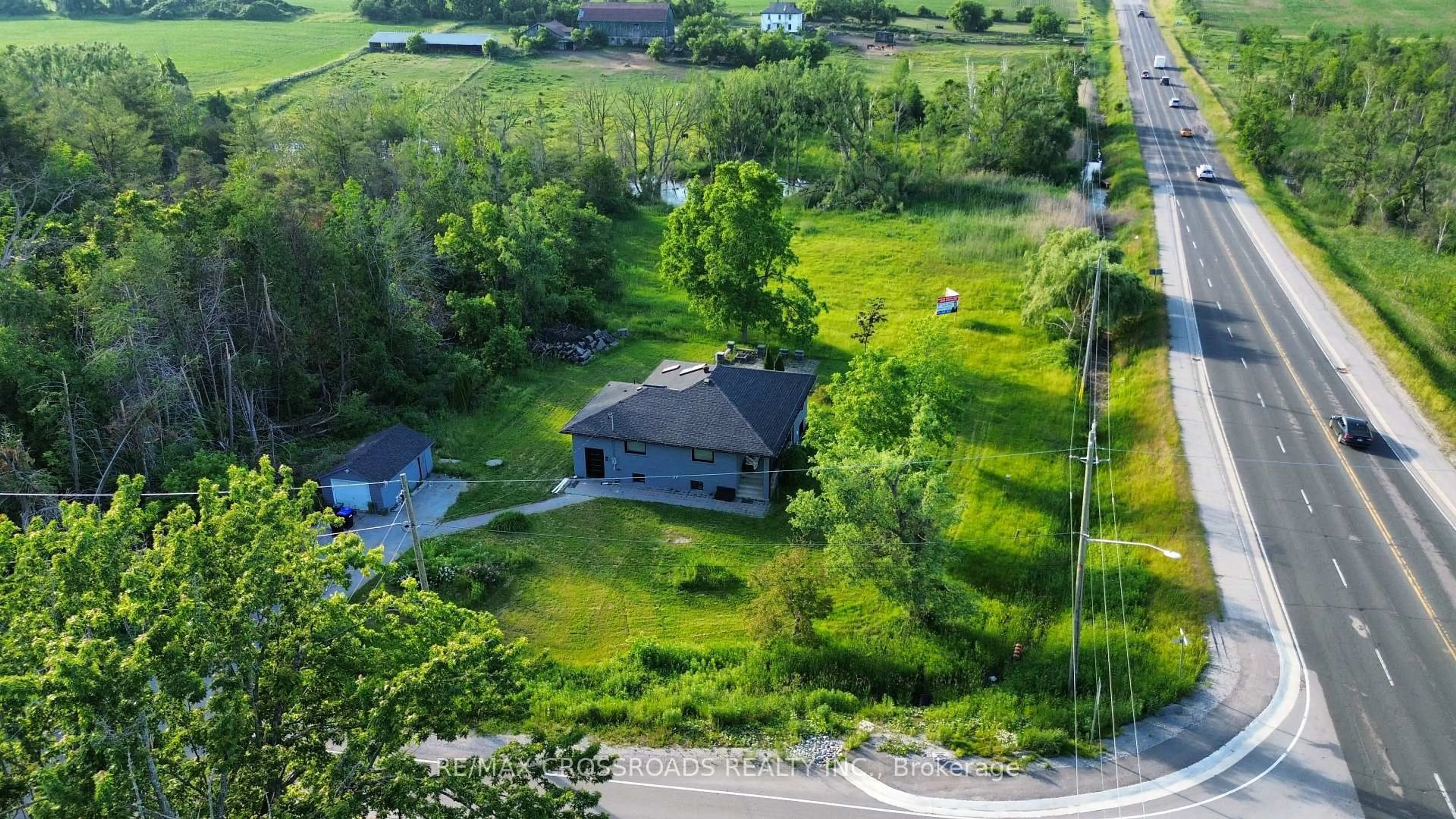 A pic from outside/outdoor area/front of a property/back of a property/a pic from drone, street for 7118 Yonge St, Innisfil Ontario L9S 4P3