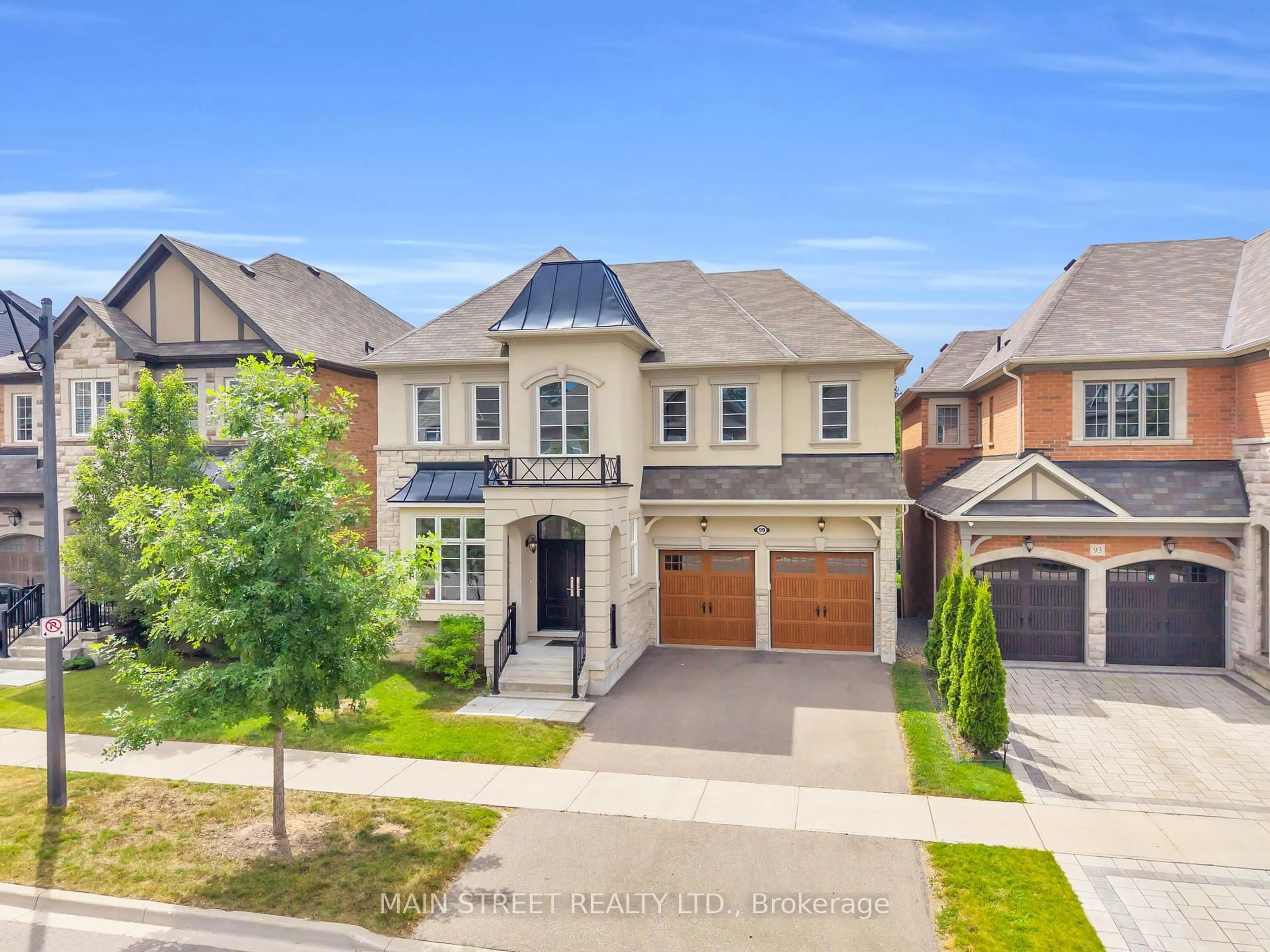 A pic from outside/outdoor area/front of a property/back of a property/a pic from drone, street for 99 Bridgepointe Crt, Aurora Ontario L4G 3H8