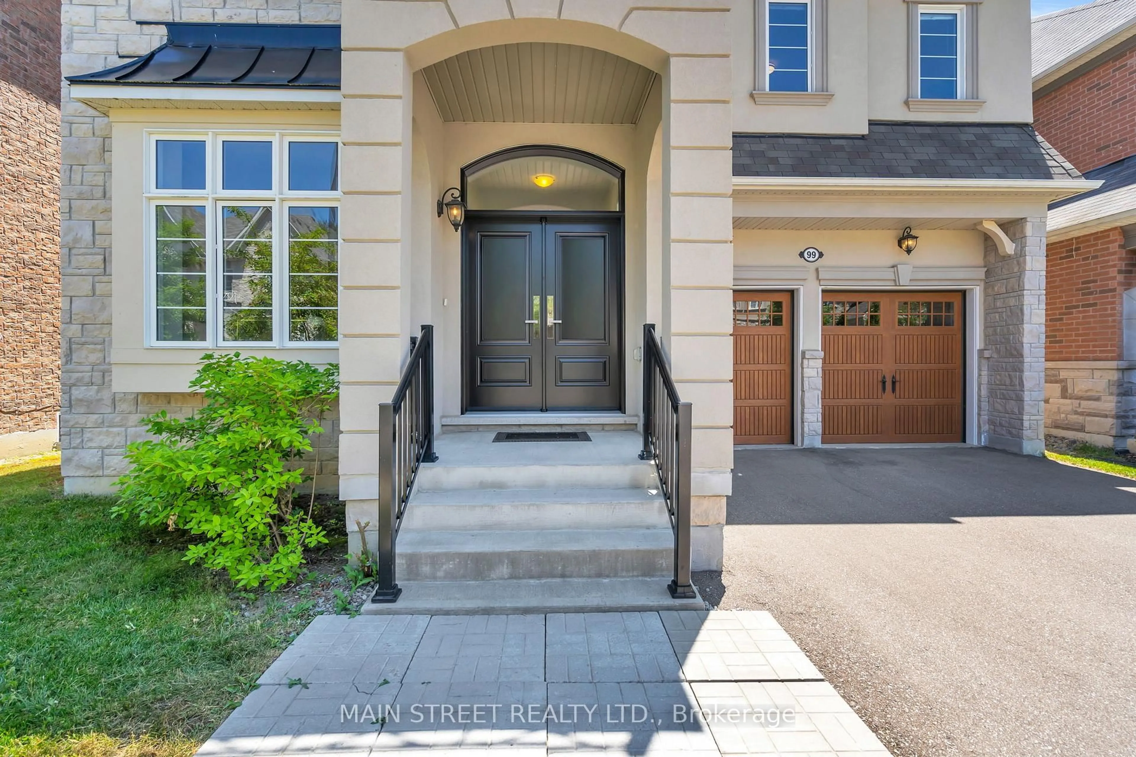 Indoor entryway for 99 Bridgepointe Crt, Aurora Ontario L4G 3H8