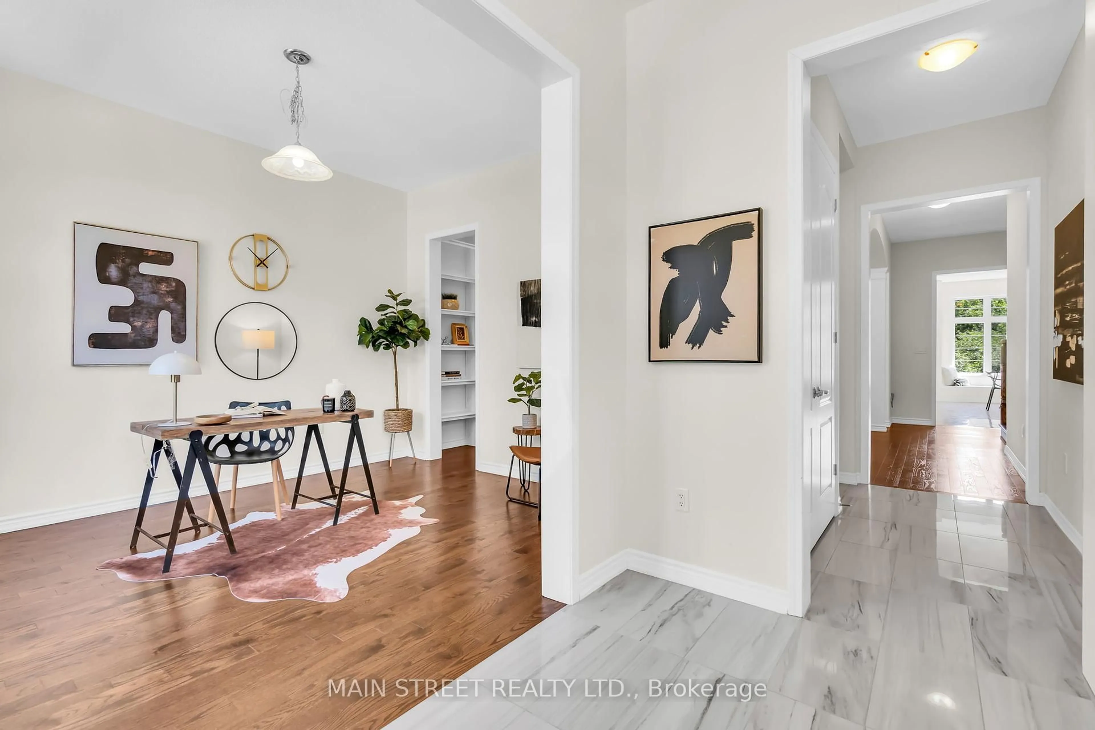 Indoor entryway for 99 Bridgepointe Crt, Aurora Ontario L4G 3H8