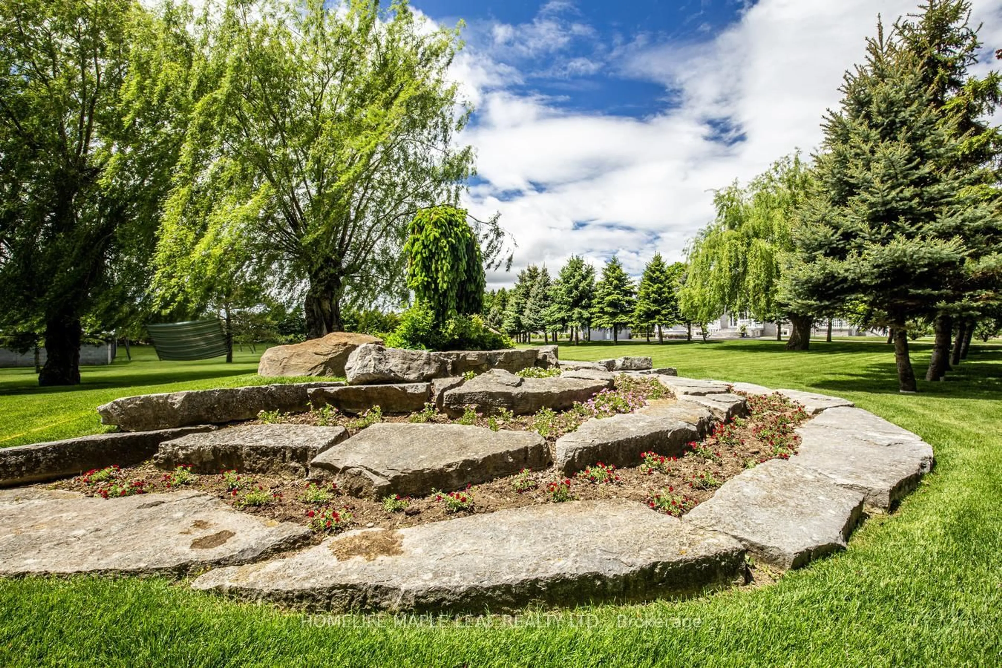 Patio, mountain view for 2280 Highway 27, Bradford West Gwillimbury Ontario L3Z 2M8