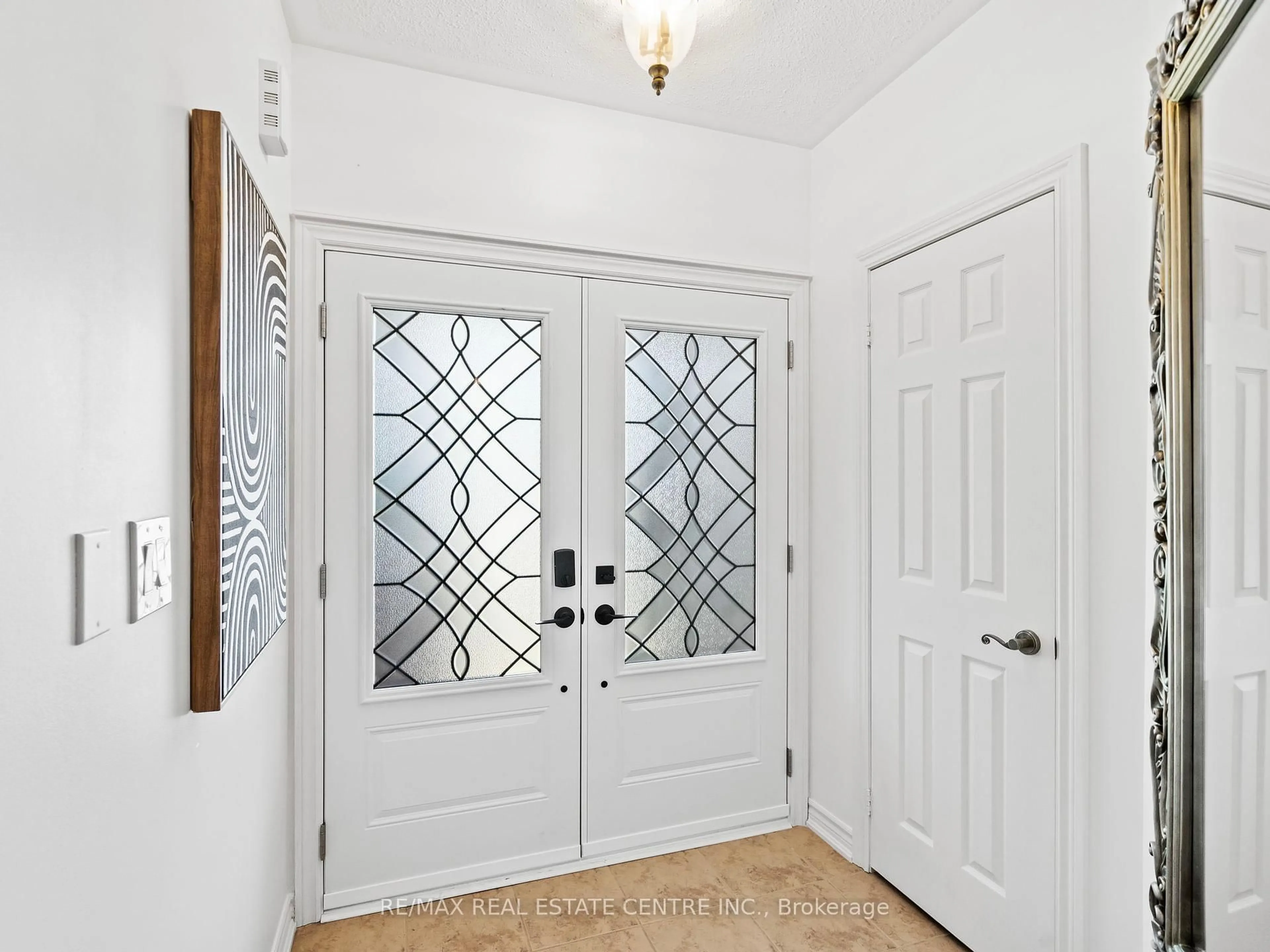 Indoor entryway for 27 Martell Gate, Aurora Ontario L4G 0B9