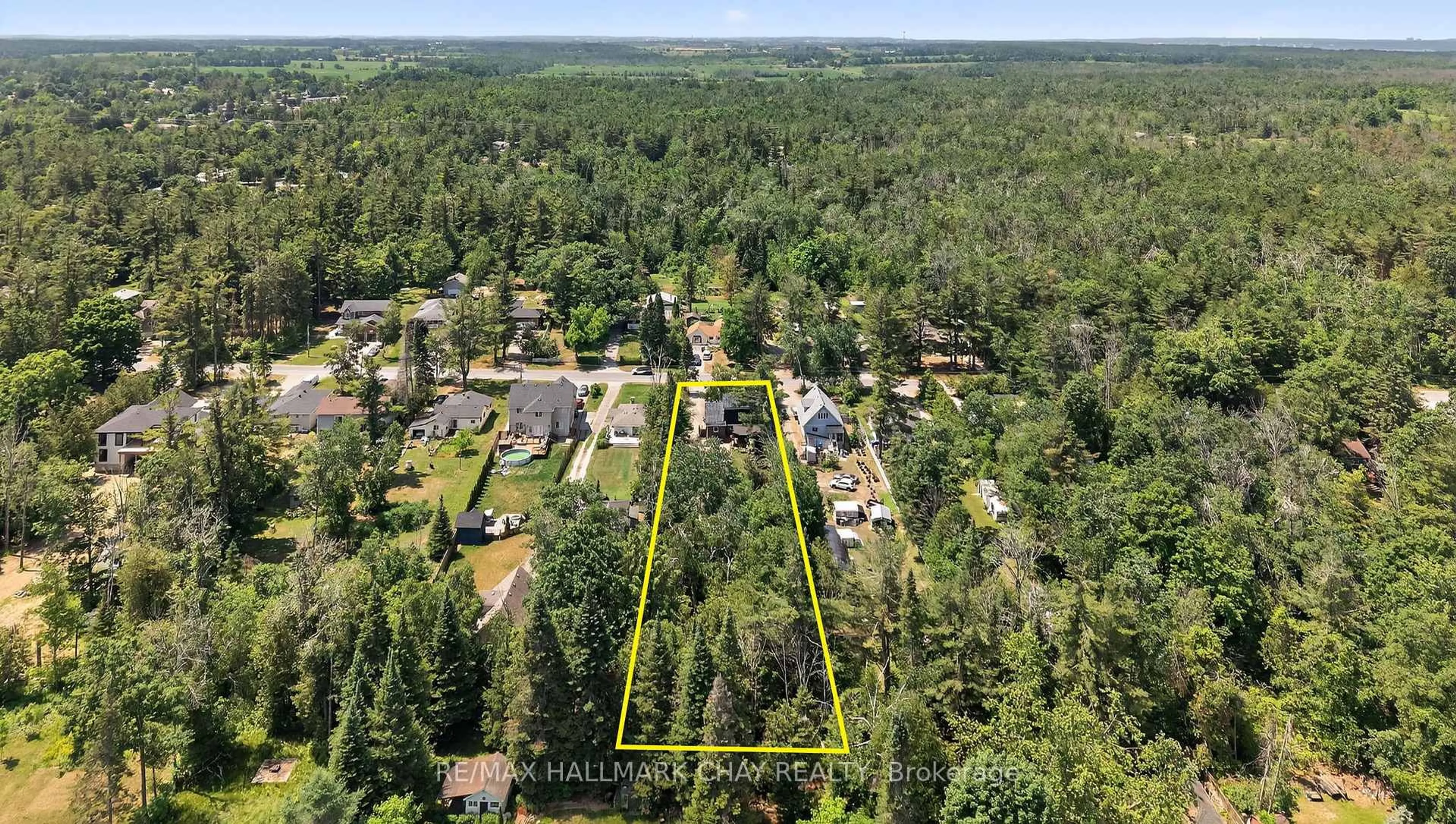 A pic from outside/outdoor area/front of a property/back of a property/a pic from drone, forest/trees view for 3221 Oak St, Innisfil Ontario L9S 2K5