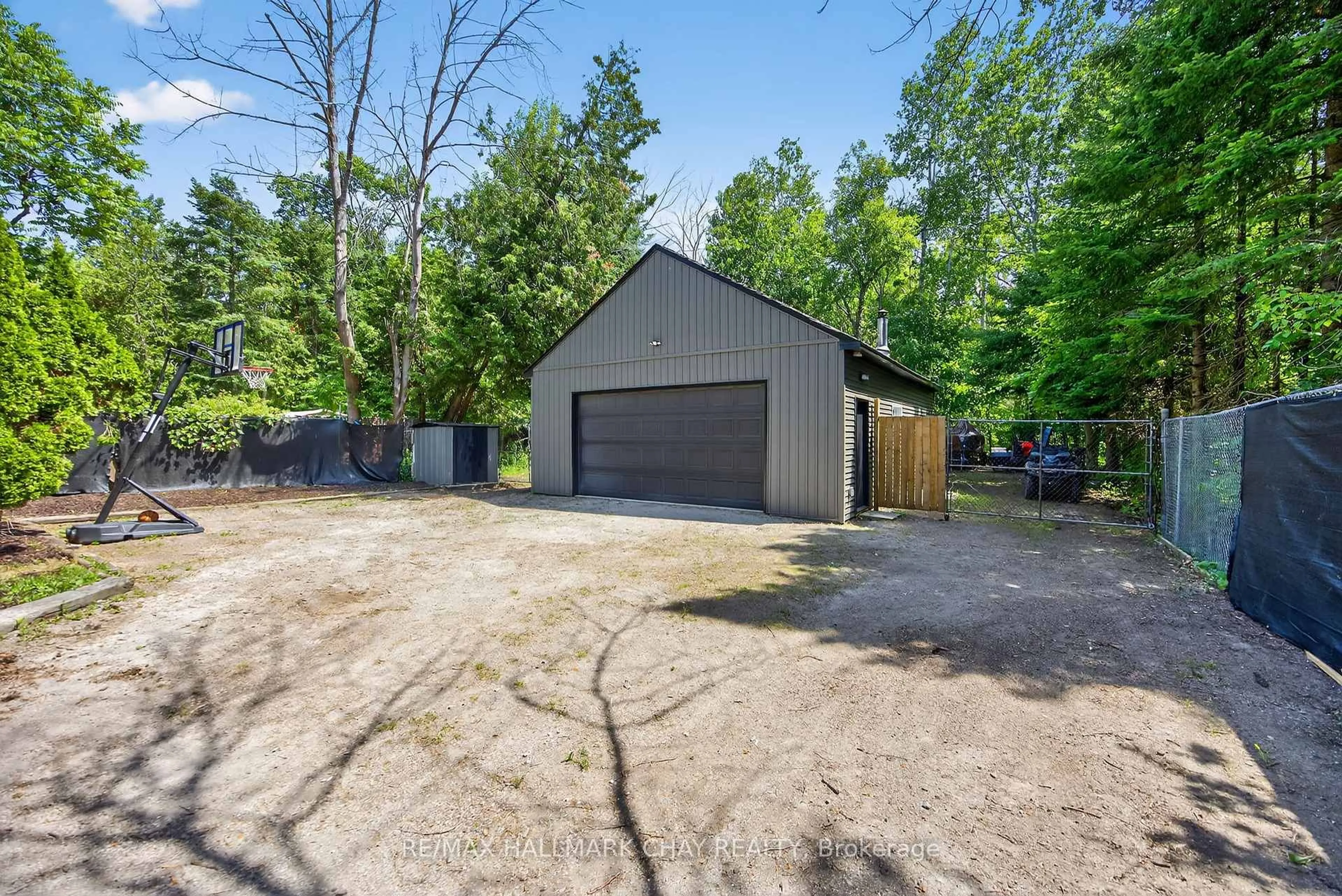 Shed for 3221 Oak St, Innisfil Ontario L9S 2K5