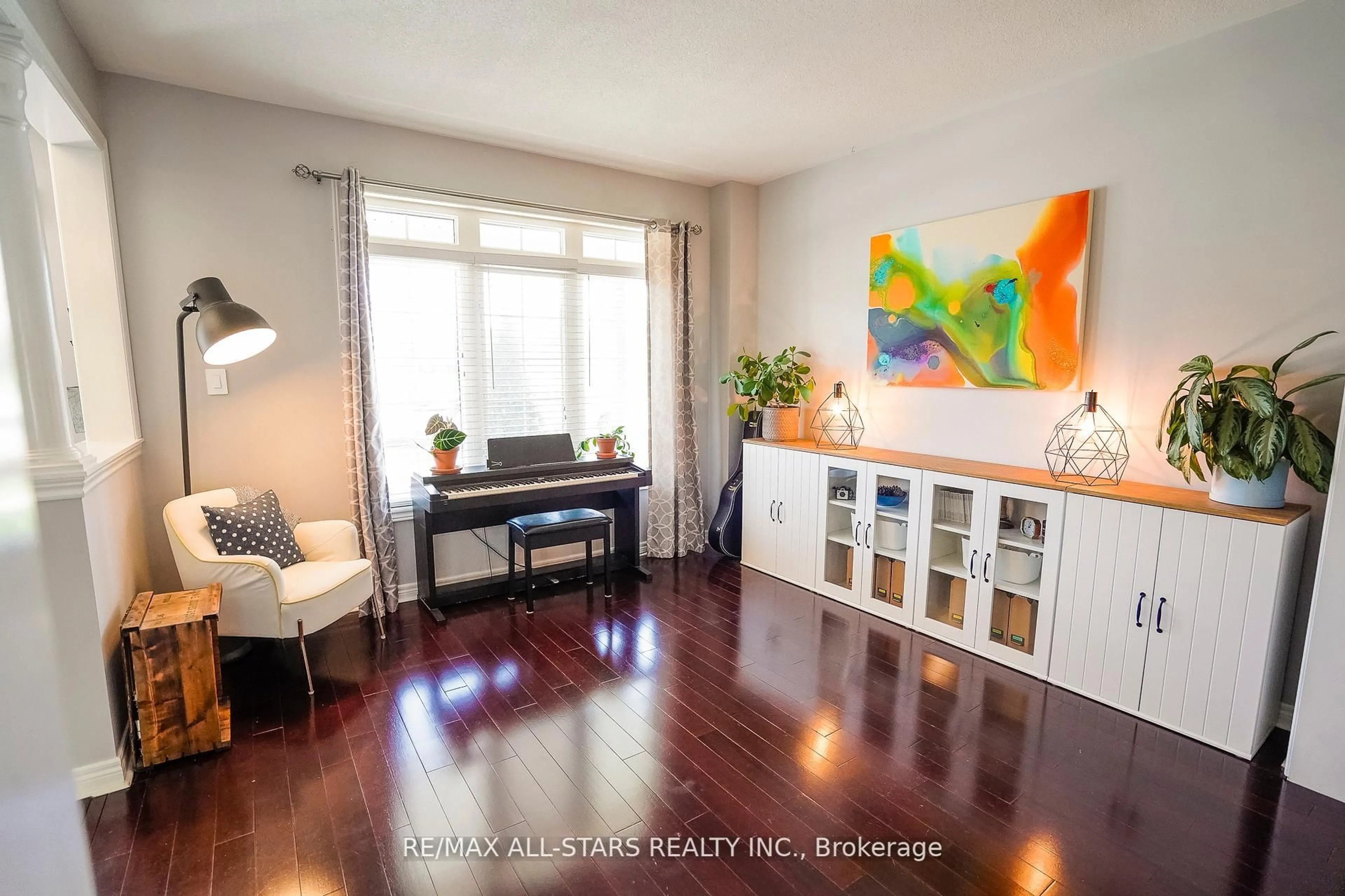 Living room with furniture, wood/laminate floor for 3 Furlan Crt, Uxbridge Ontario L9P 1Z8