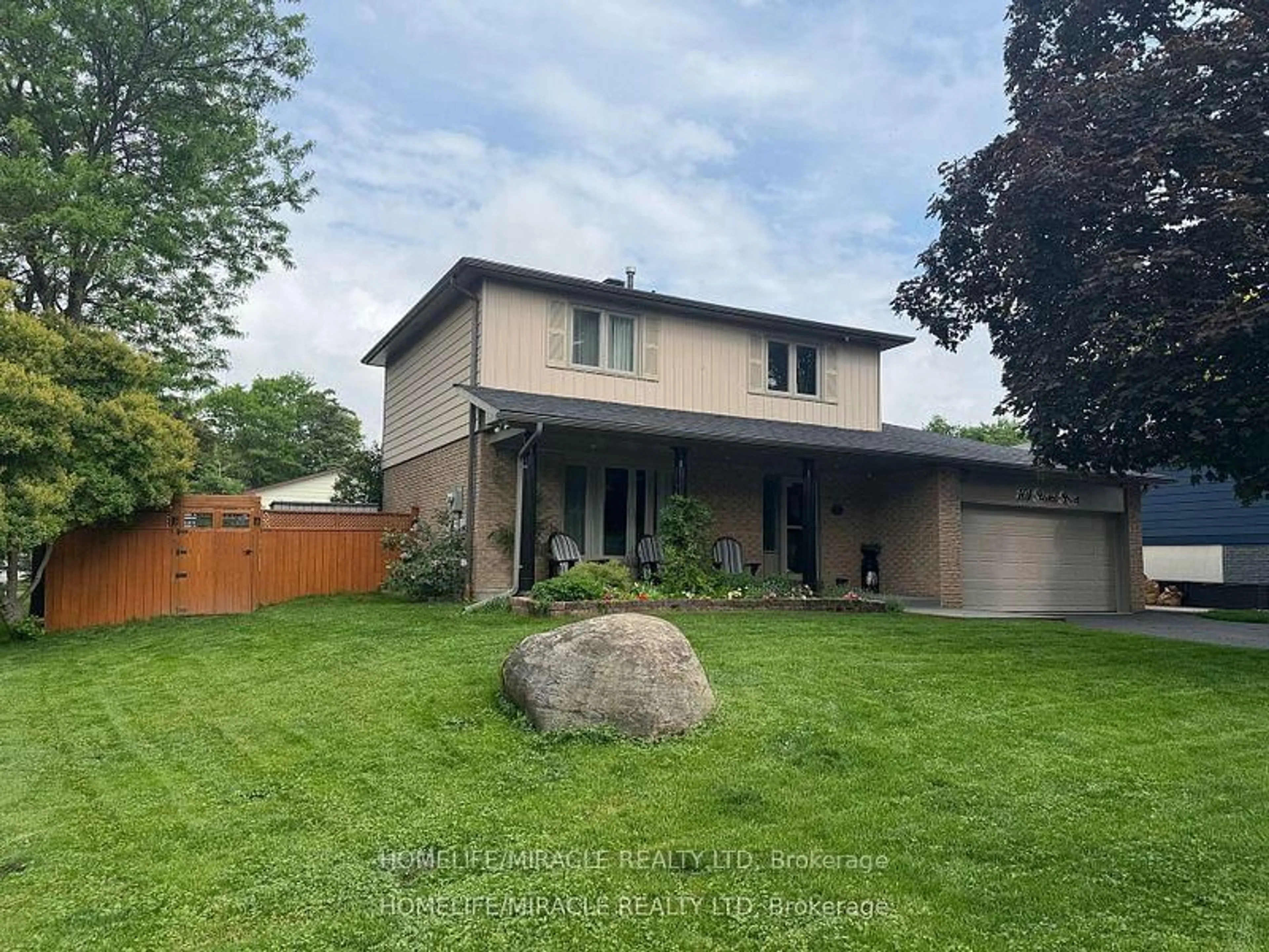 A pic from outside/outdoor area/front of a property/back of a property/a pic from drone, unknown for 104 Stuart St, Whitchurch-Stouffville Ontario L4A 4S2