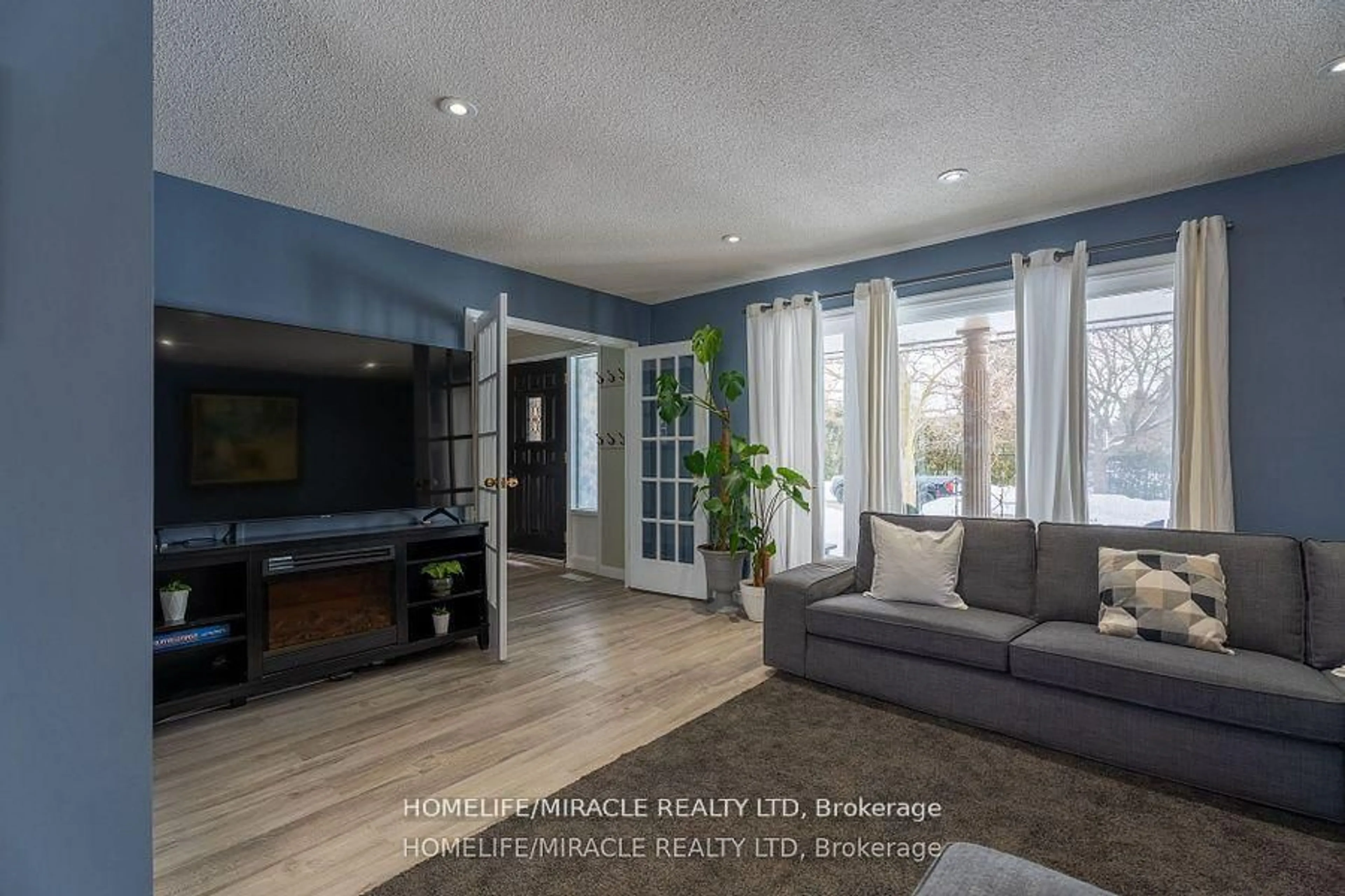Living room with furniture, unknown for 104 Stuart St, Whitchurch-Stouffville Ontario L4A 4S2