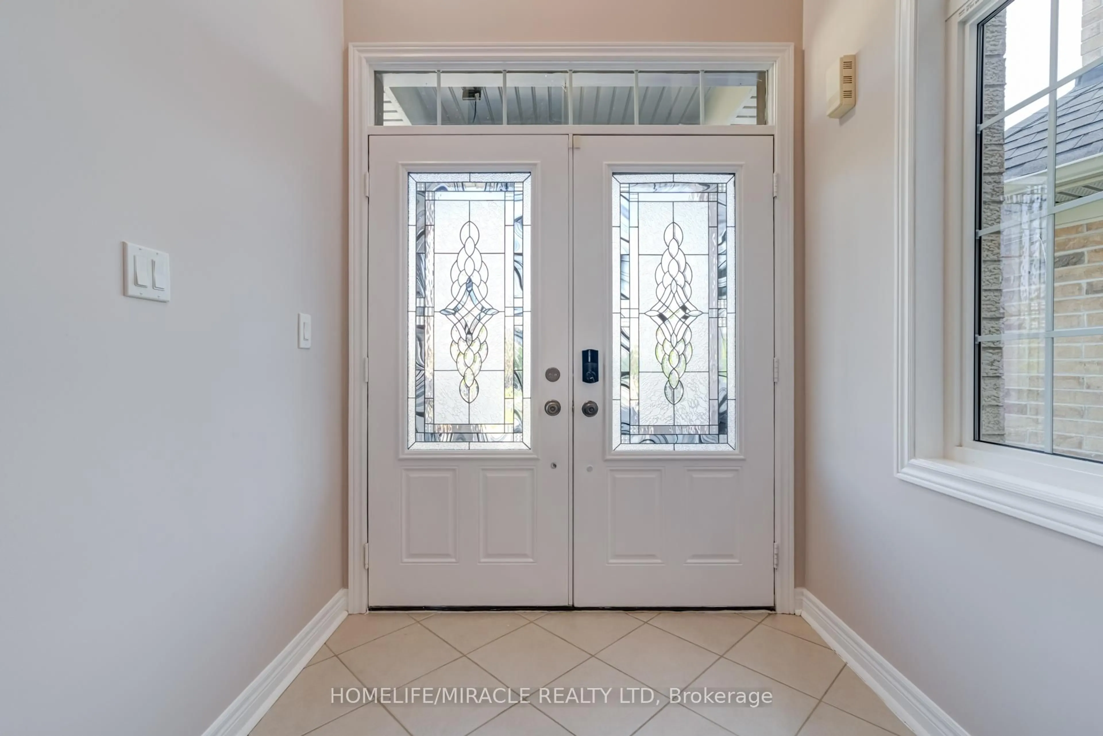Indoor entryway for 62 Hoard Ave, New Tecumseth Ontario L9R 0M7