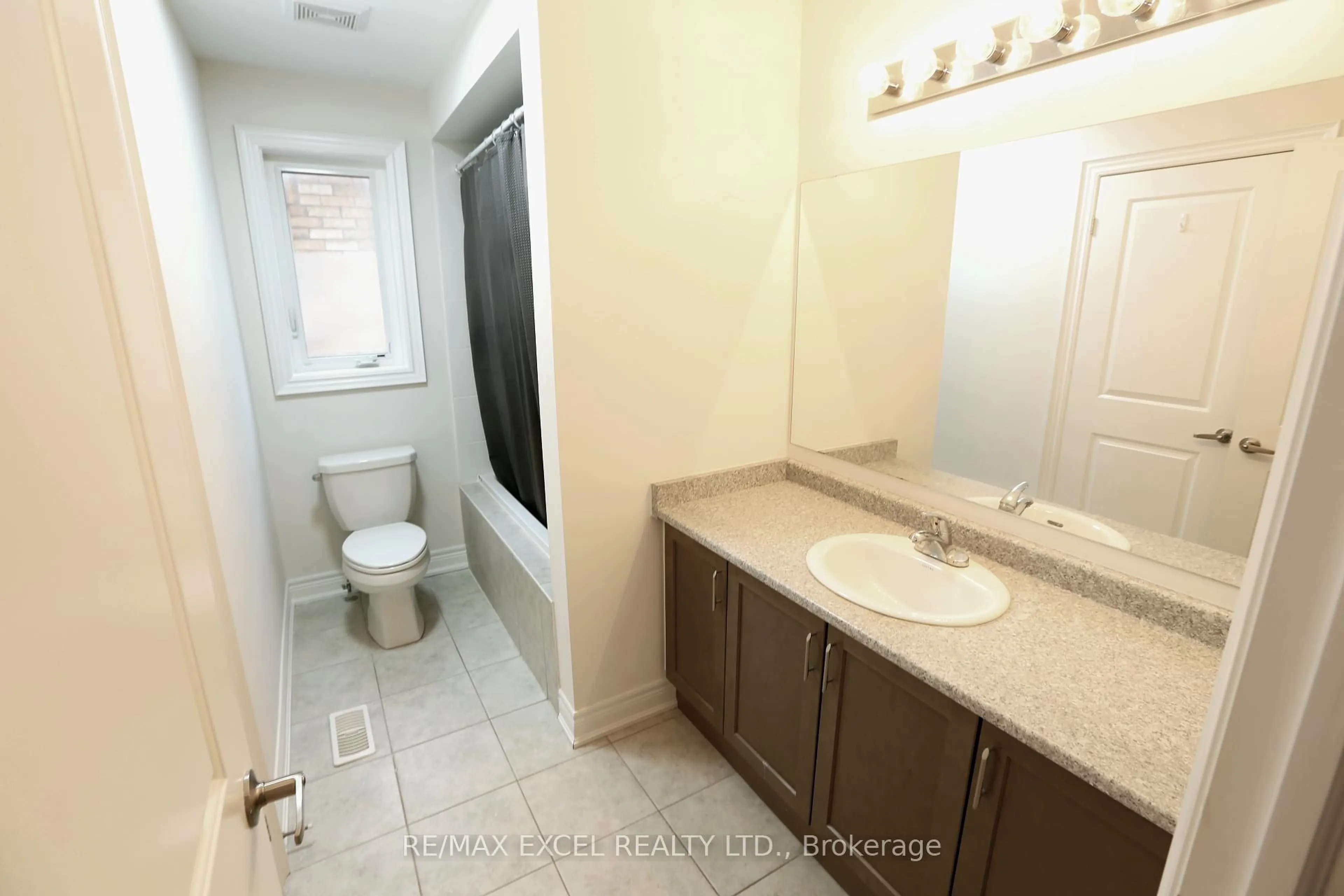 Standard bathroom, ceramic/tile floor for 12 Jericho Ave, Georgina Ontario L4P 4E5