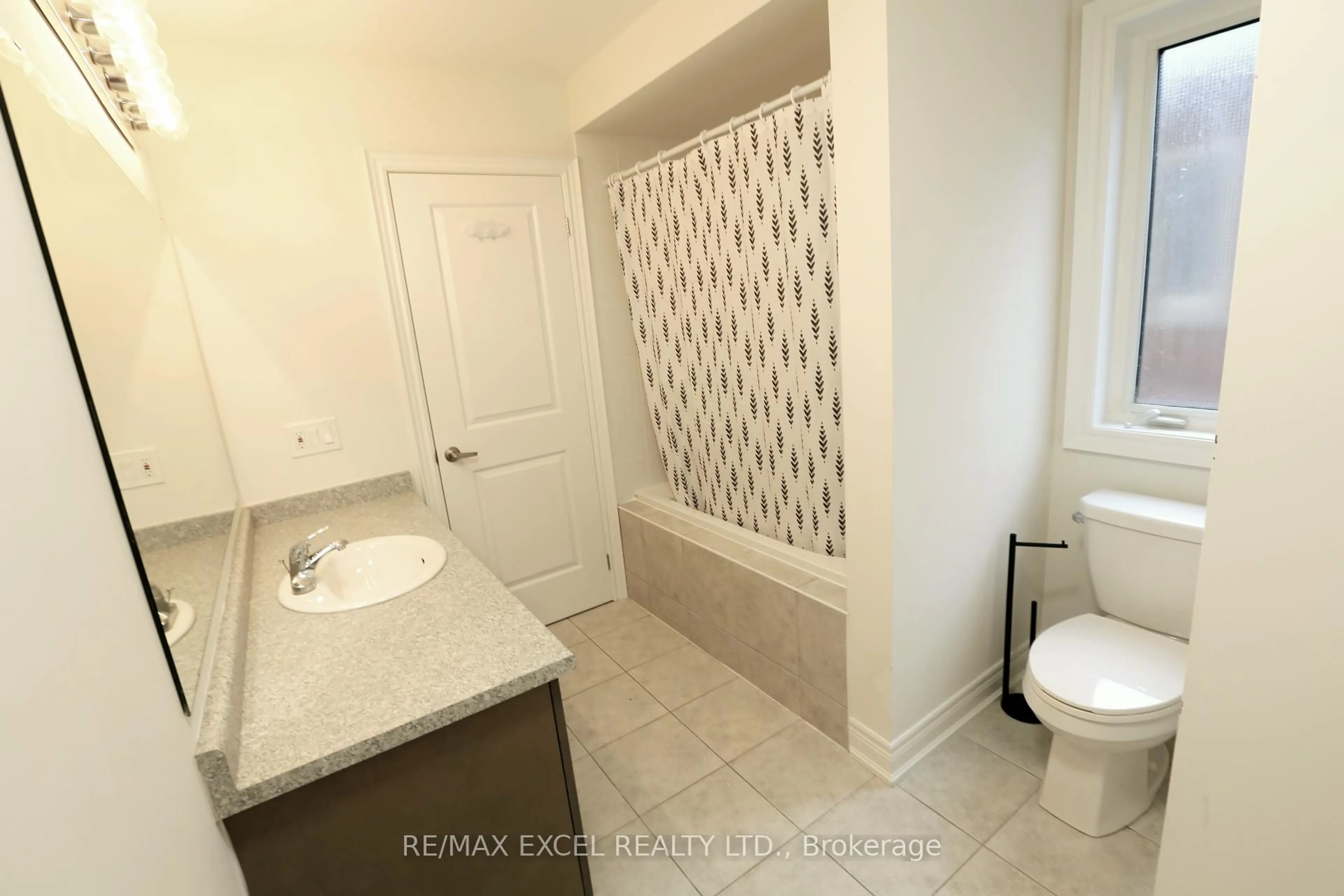 Standard bathroom, ceramic/tile floor for 12 Jericho Ave, Georgina Ontario L4P 4E5