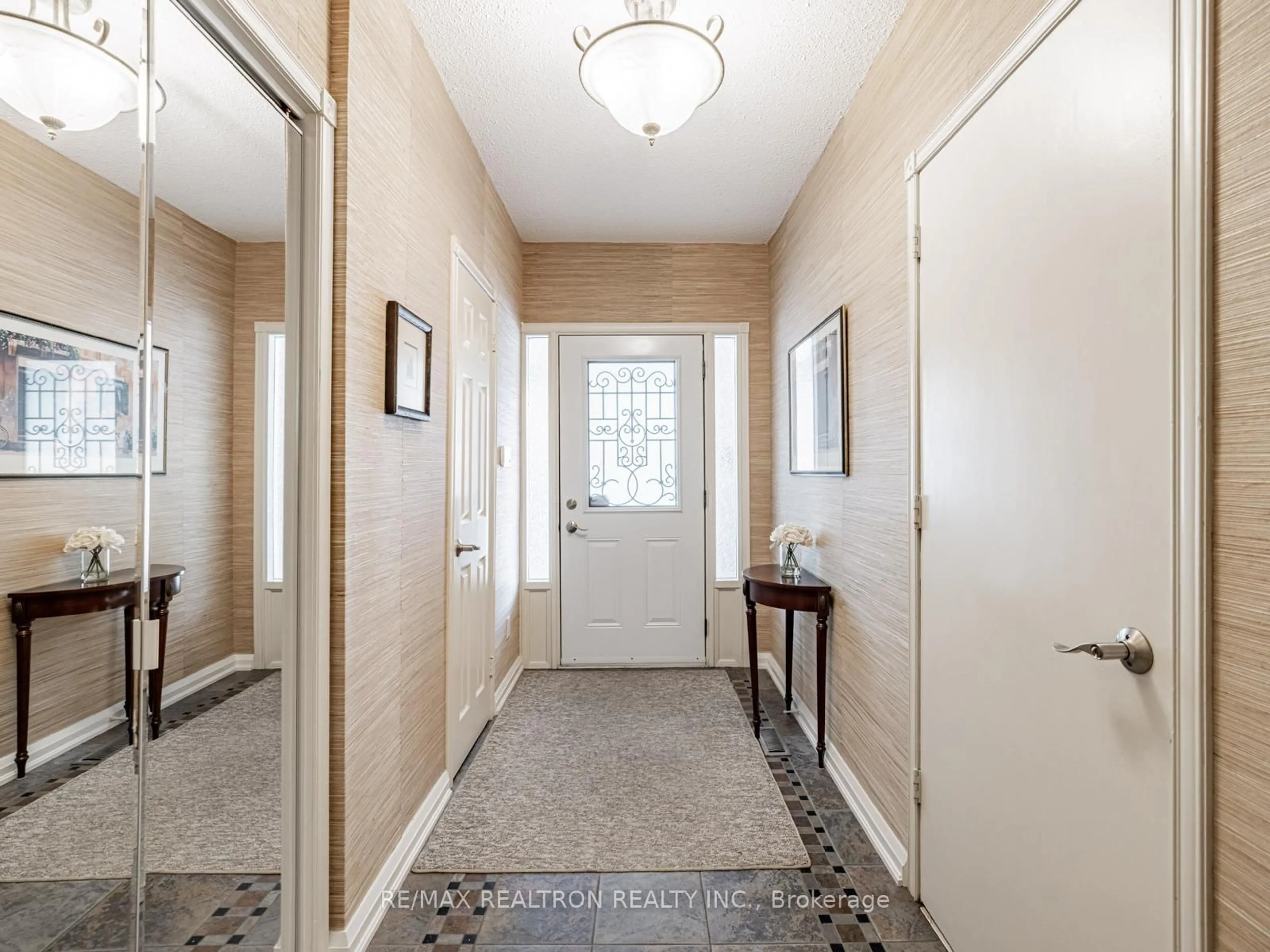 Indoor entryway for 254 Tansley Rd, Vaughan Ontario L4J 2Y9