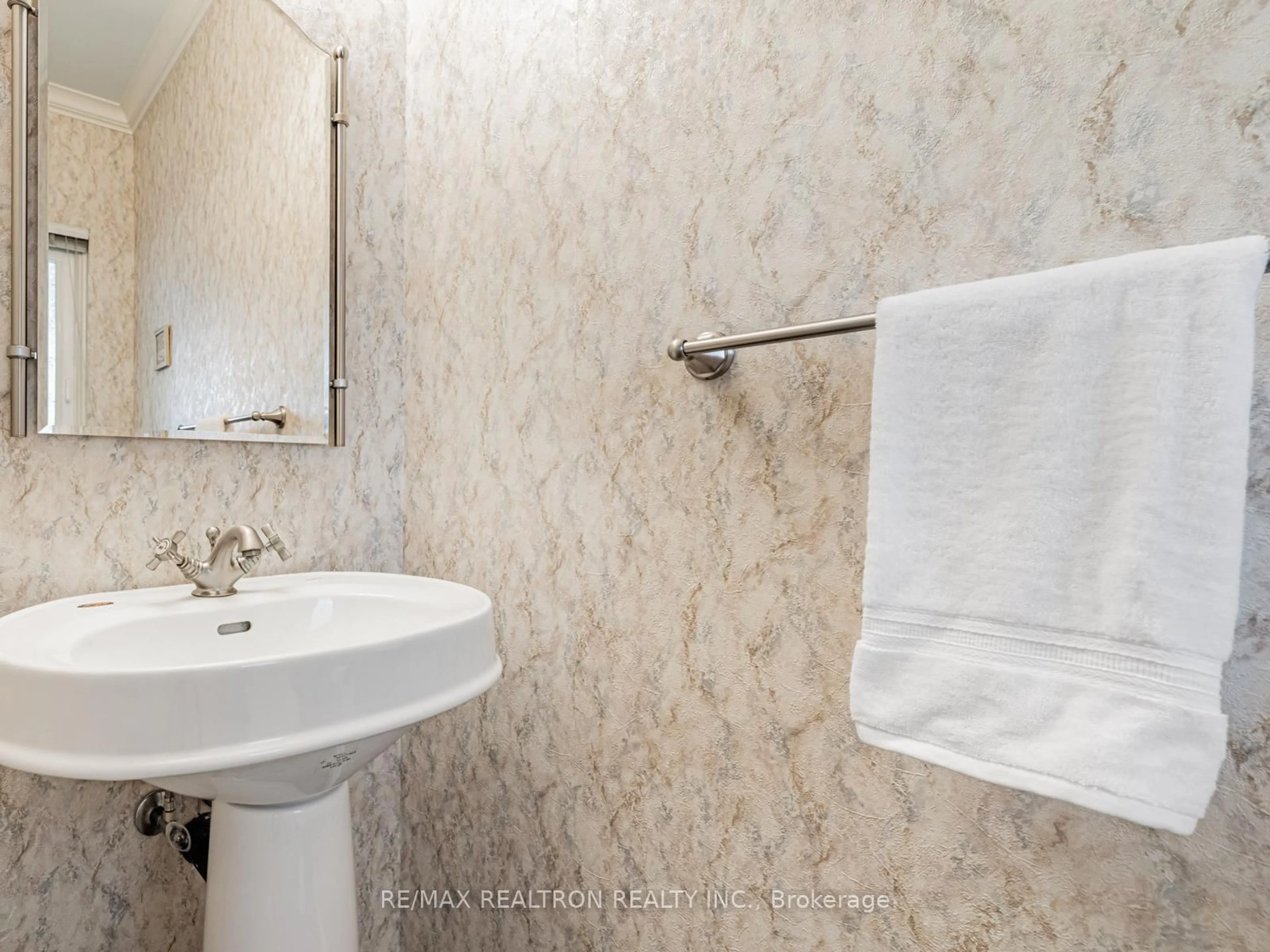 Standard bathroom, ceramic/tile floor for 254 Tansley Rd, Vaughan Ontario L4J 2Y9