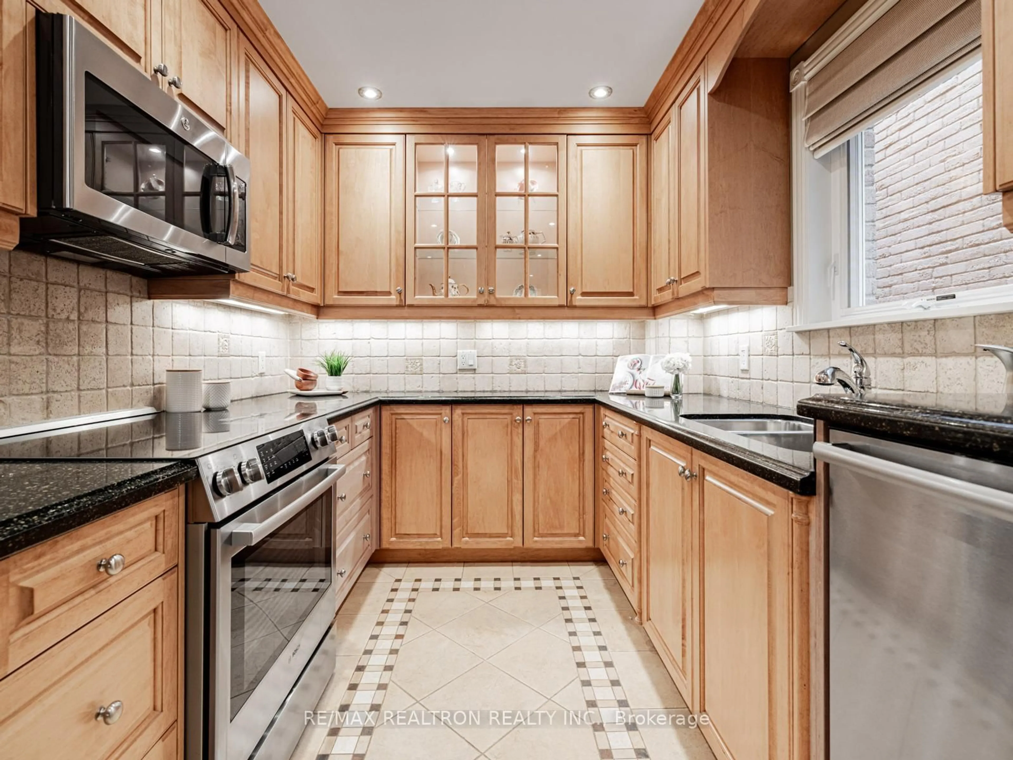 Standard kitchen, ceramic/tile floor for 254 Tansley Rd, Vaughan Ontario L4J 2Y9