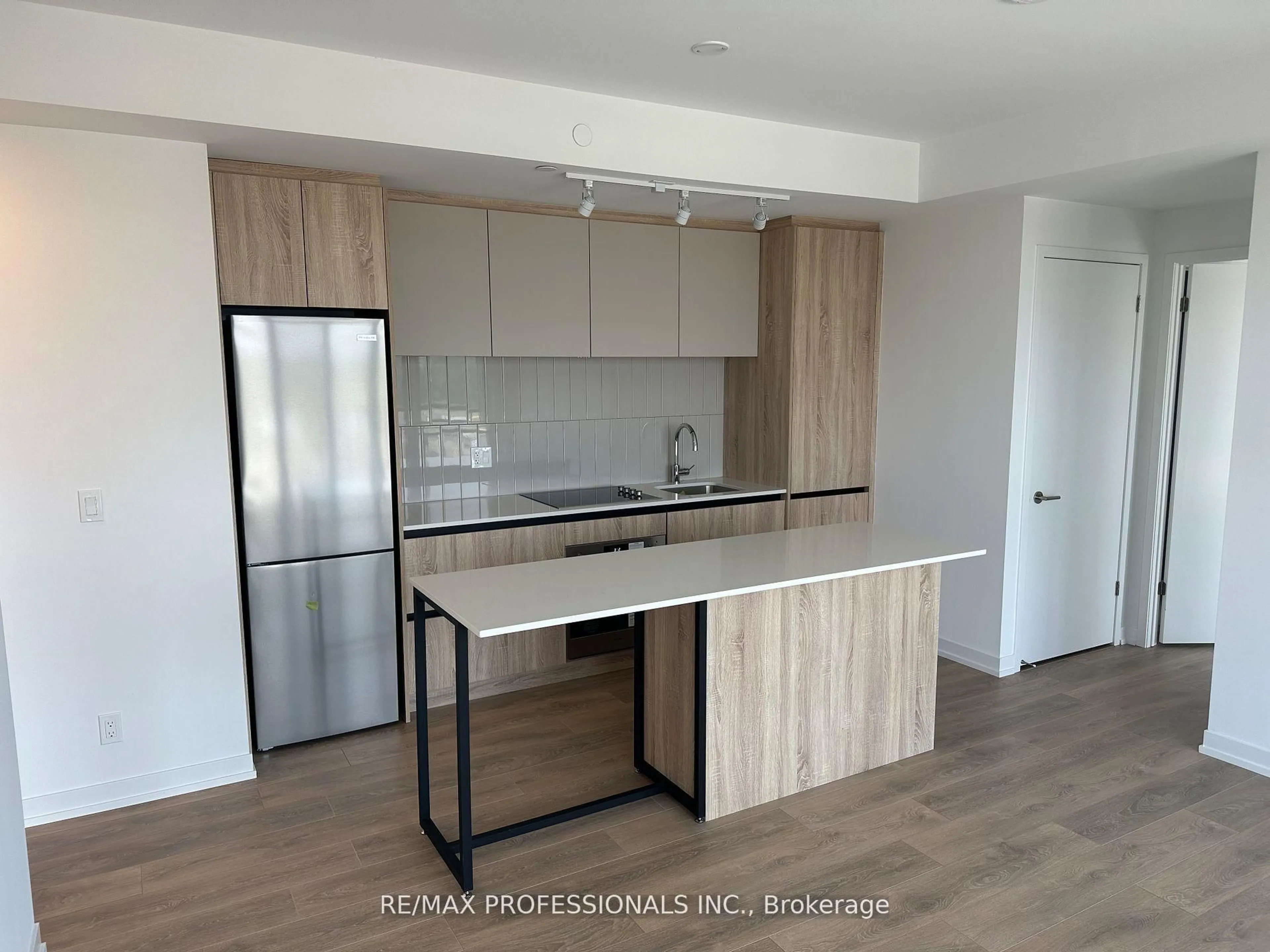 Standard kitchen, wood/laminate floor for 7950 Bathurst St #B1203, Vaughan Ontario L4J 0L4