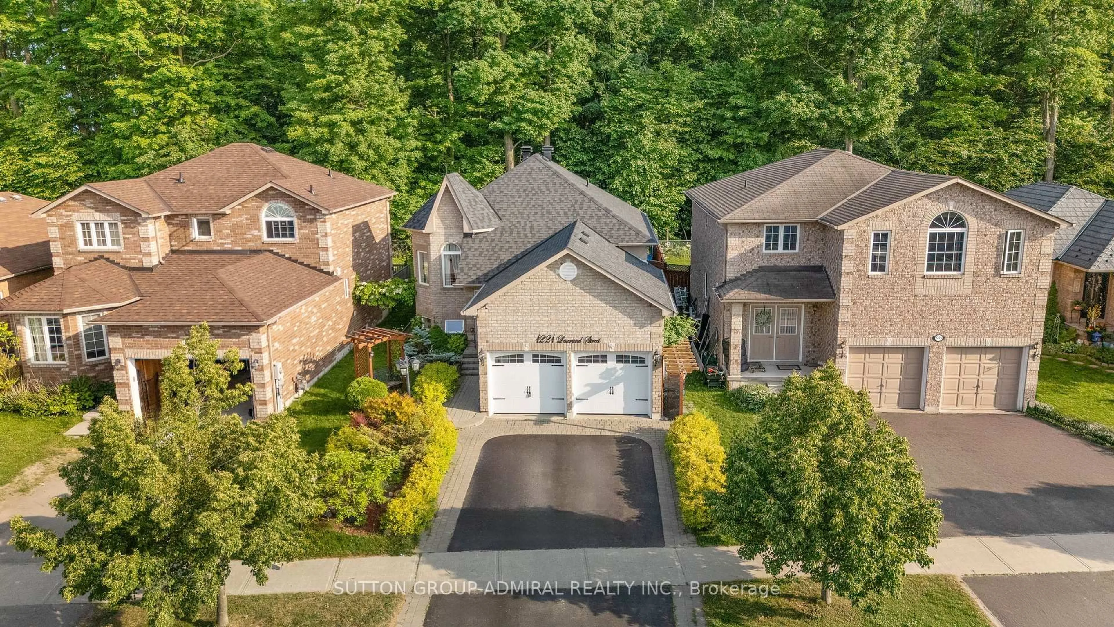 A pic from outside/outdoor area/front of a property/back of a property/a pic from drone, street for 1221 Laurand St, Innisfil Ontario L9S 0E6