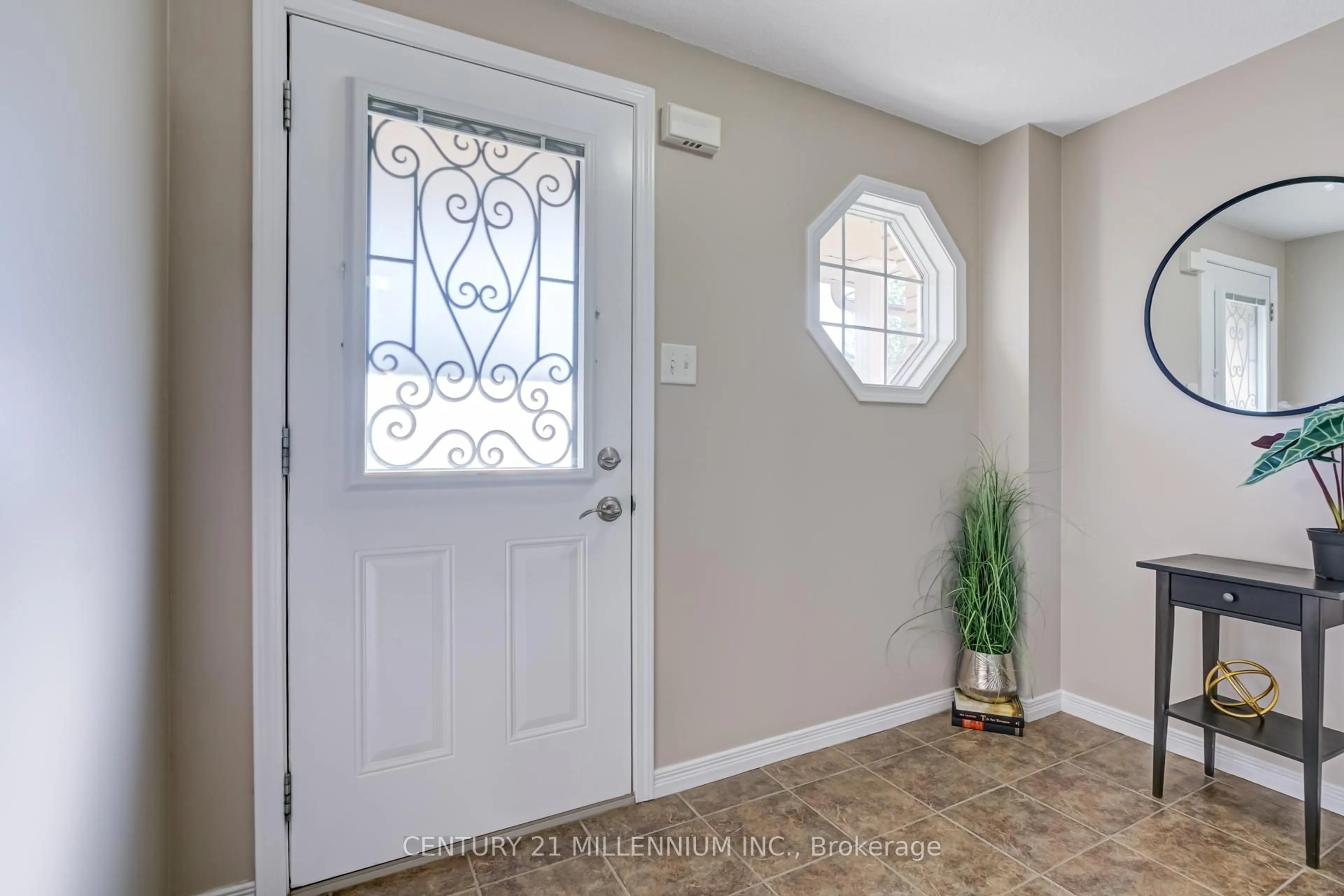 Indoor entryway for 2071 Osbond Rd, Innisfil Ontario L9S 0B6