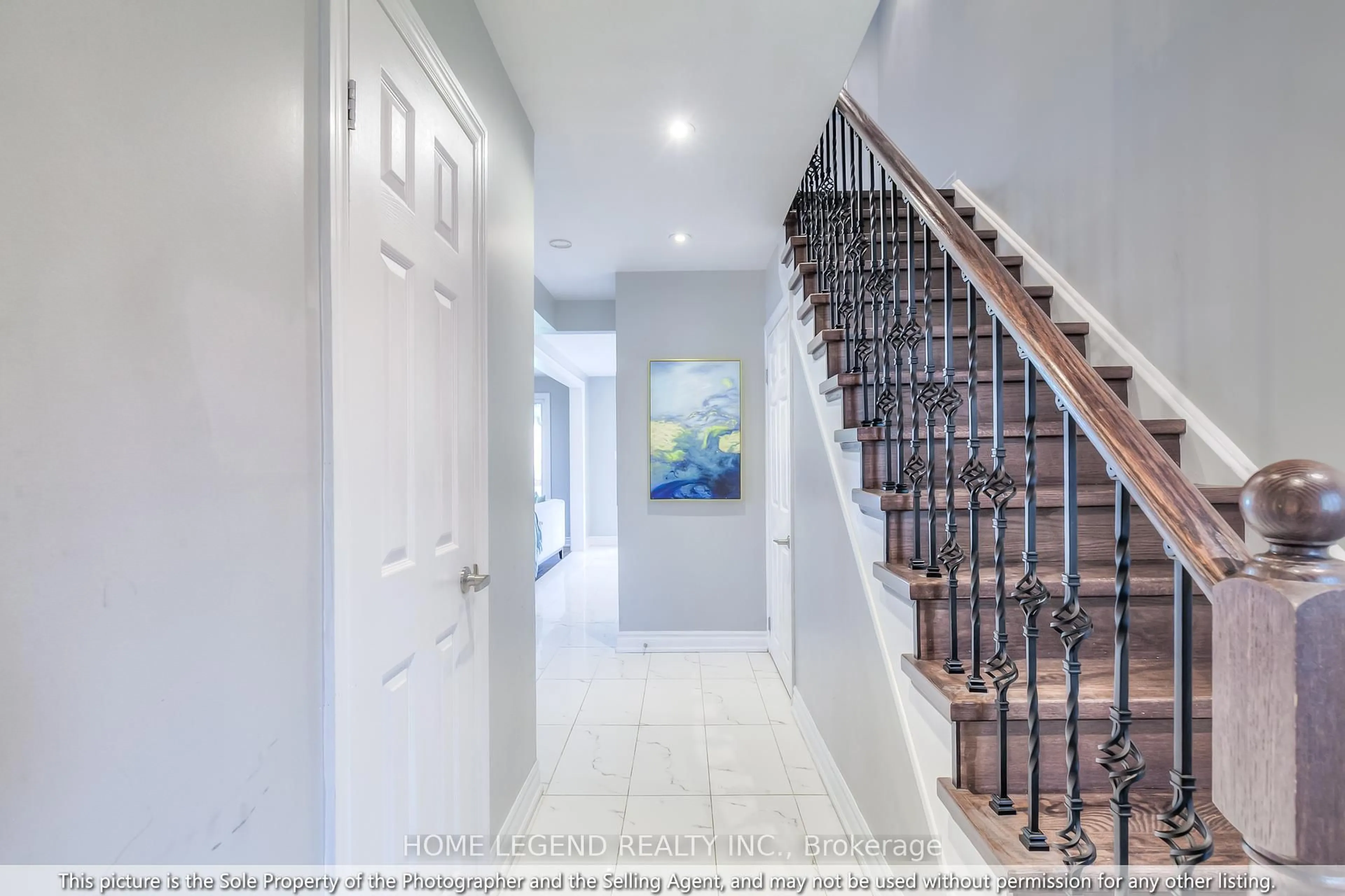 Indoor entryway for 102 Tangmere Cres, Markham Ontario L3R 6Y5