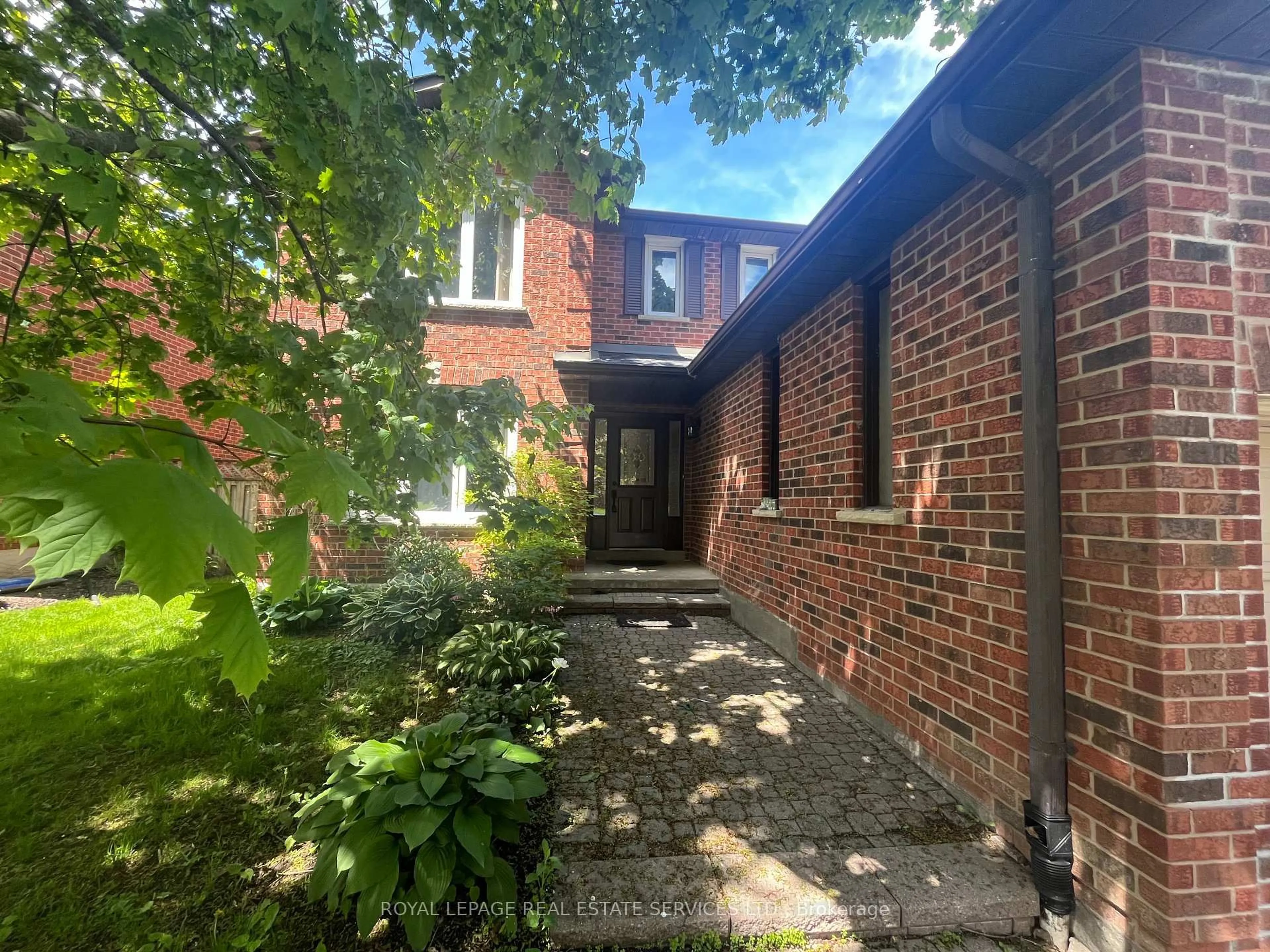 A pic from outside/outdoor area/front of a property/back of a property/a pic from drone, street for 79 Doris Cres, Newmarket Ontario L3Y 7V5