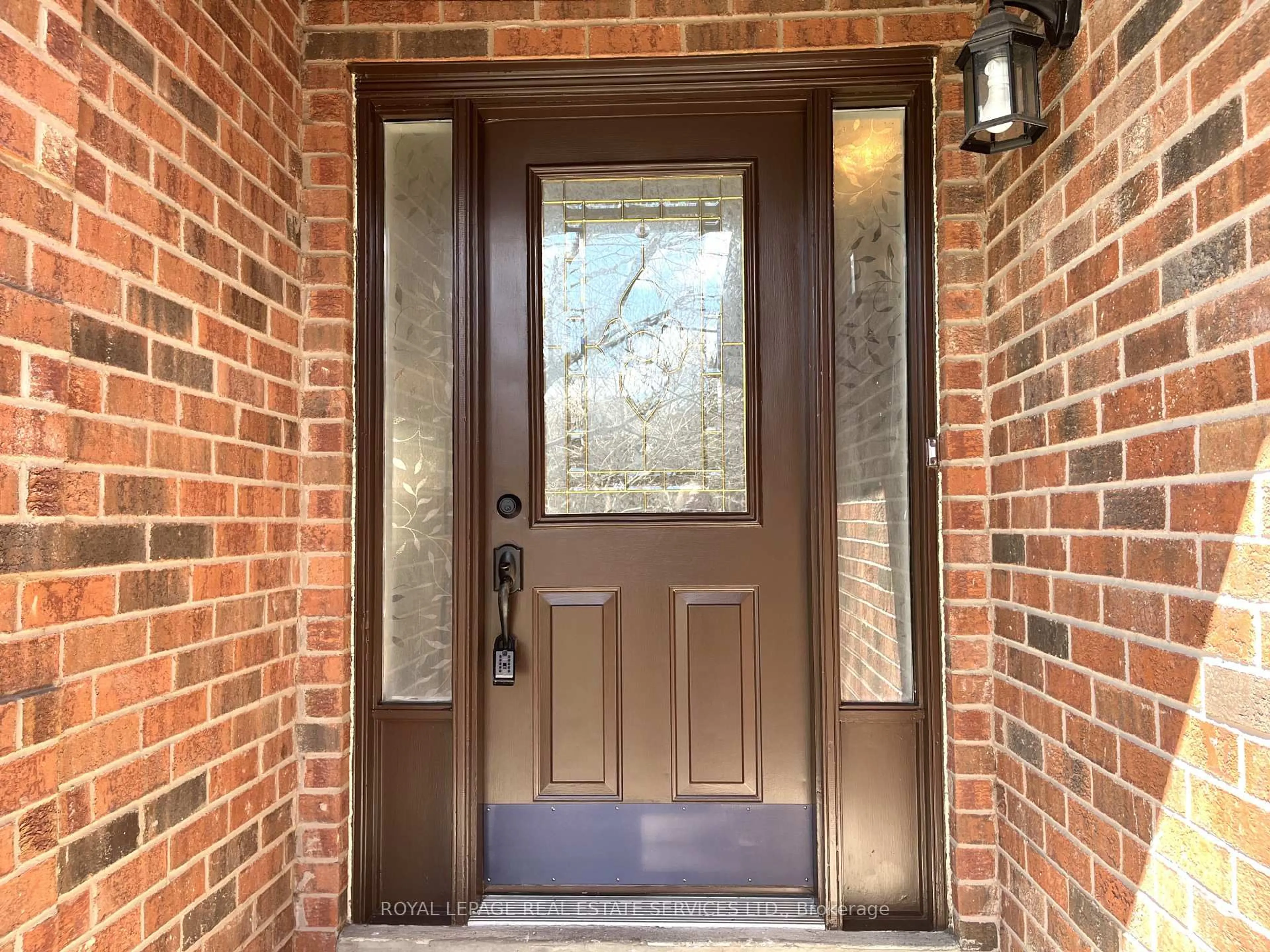 Indoor entryway for 79 Doris Cres, Newmarket Ontario L3Y 7V5