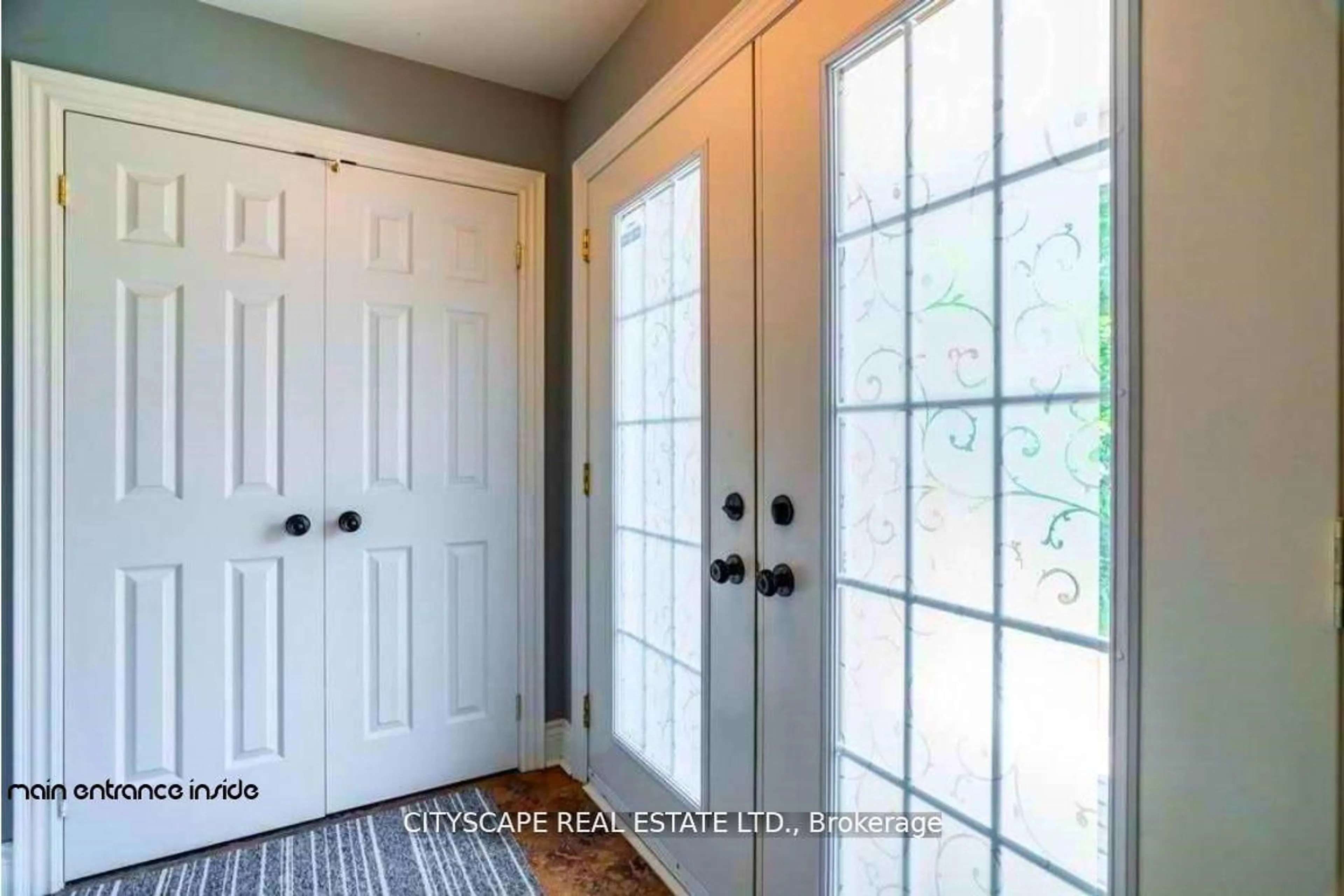 Indoor entryway for 10300 Ravenshoe Rd, Georgina Ontario L0C 1L0