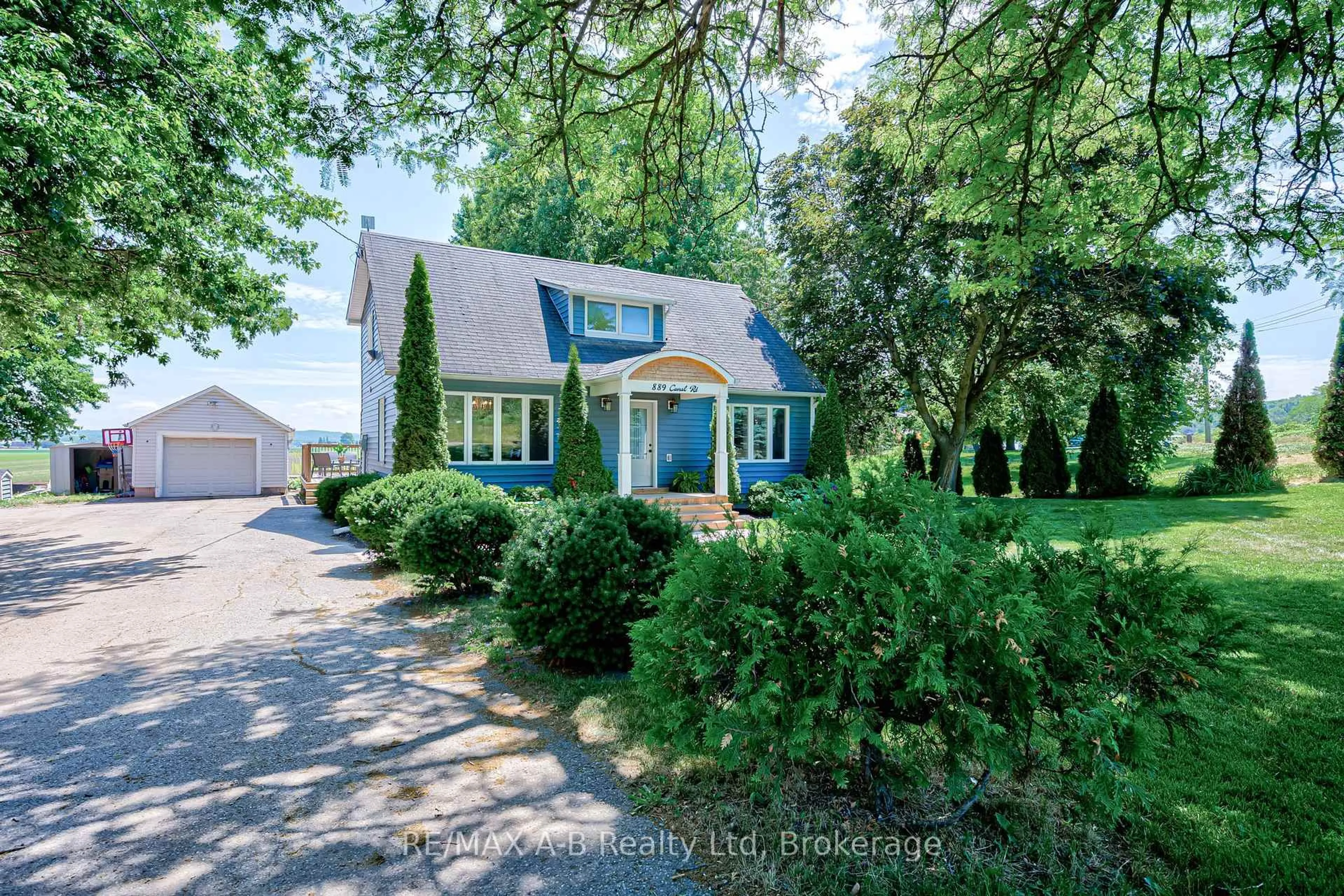 A pic from outside/outdoor area/front of a property/back of a property/a pic from drone, street for 889 Canal Rd, Bradford West Gwillimbury Ontario L3Z 4C9