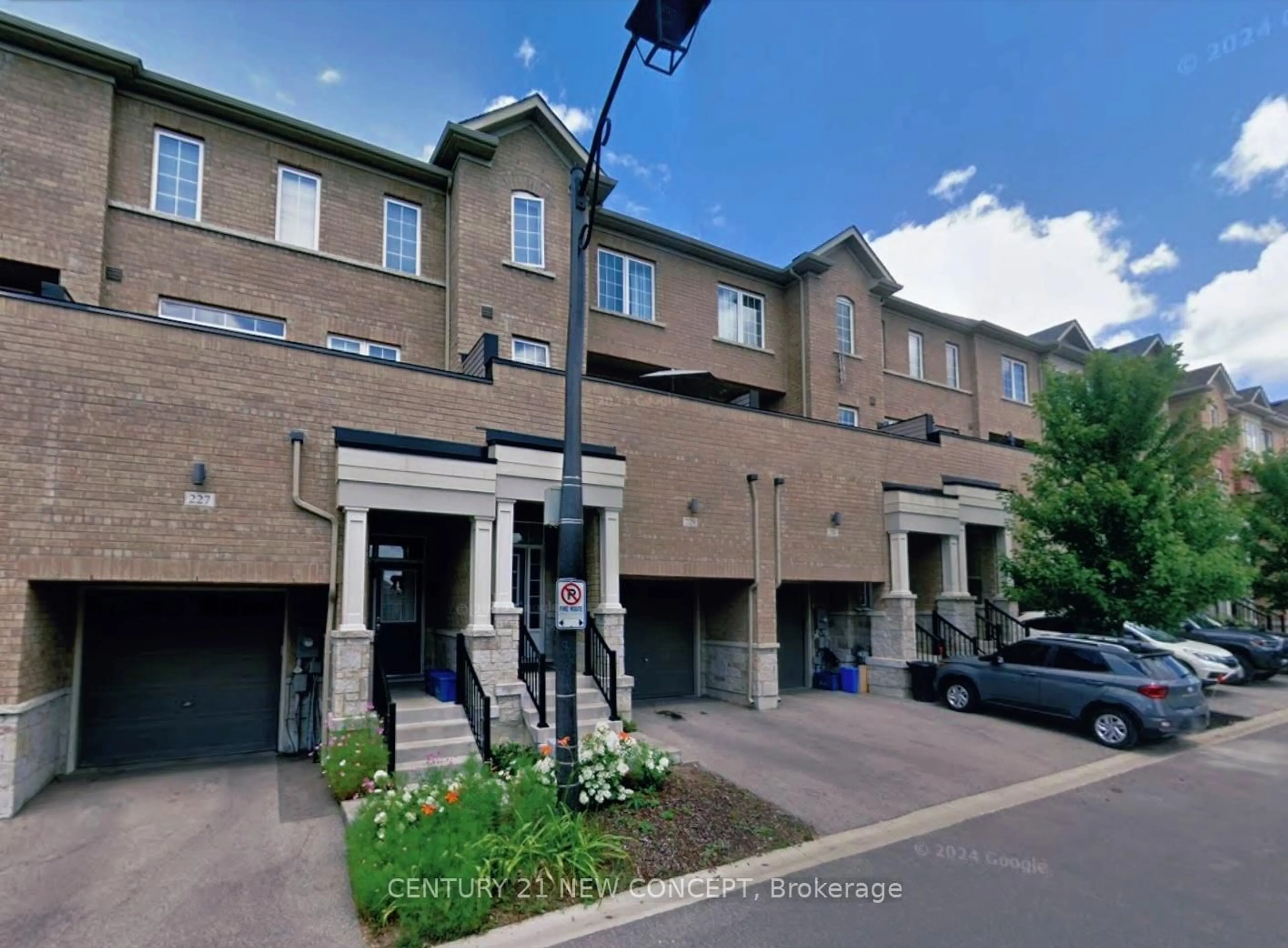 A pic from outside/outdoor area/front of a property/back of a property/a pic from drone, street for 227 Harding Park St, Newmarket Ontario L3Y 0E3