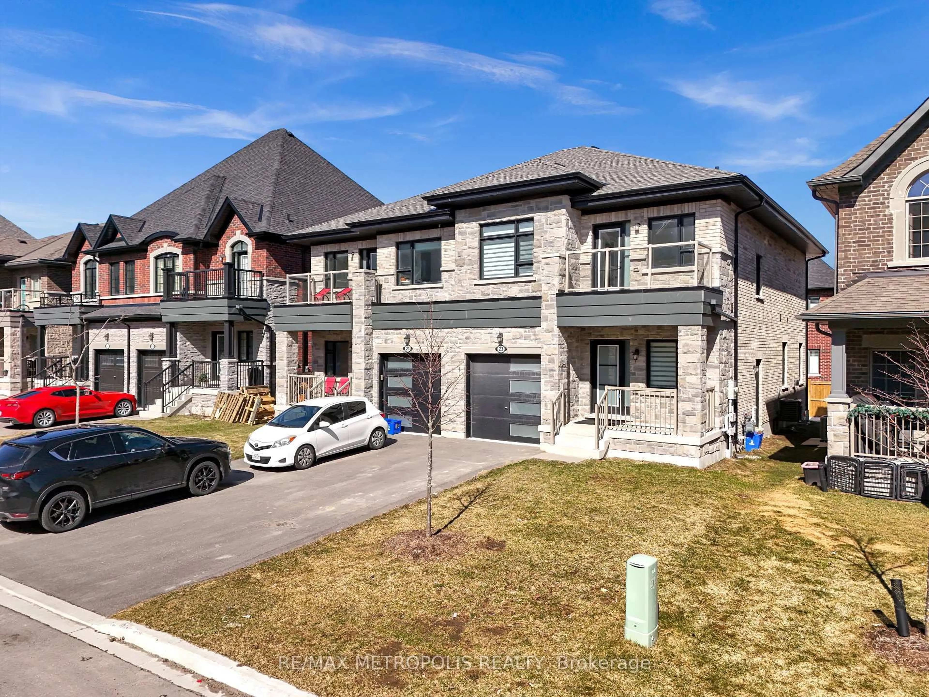 A pic from outside/outdoor area/front of a property/back of a property/a pic from drone, street for 23 Alan Williams Tr, Uxbridge Ontario L9P 0R6