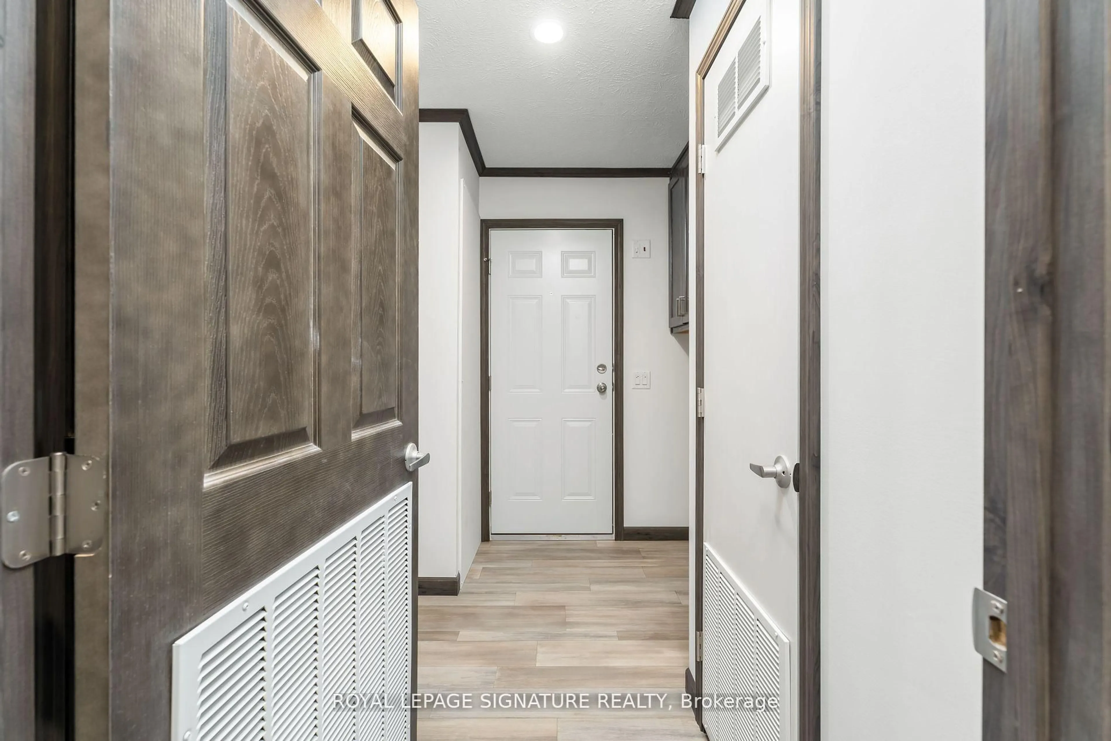 Indoor entryway for 12 Briar Wood Pl, Innisfil Ontario L0L 1L0