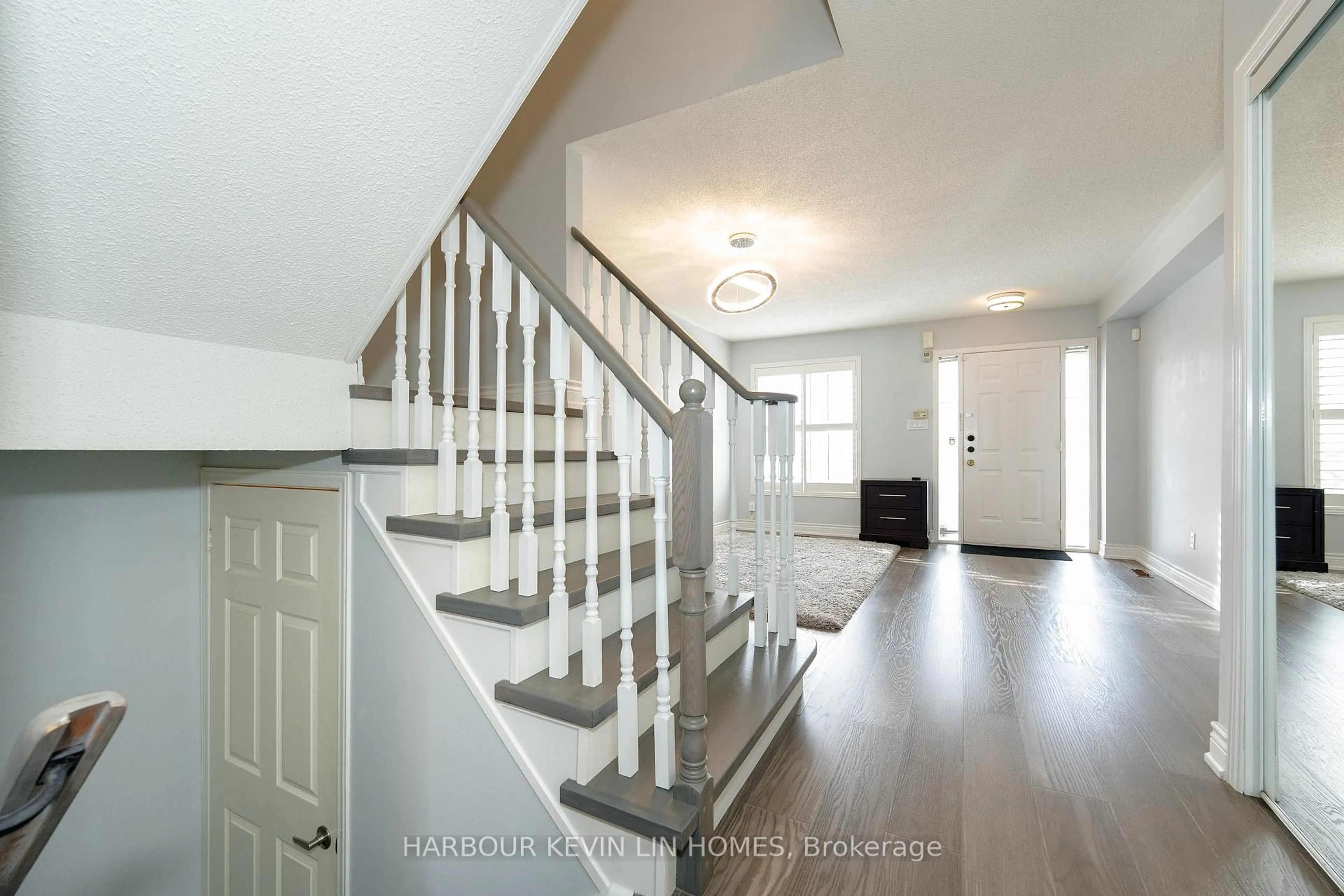 Indoor entryway for 84 Grasslands Ave, Richmond Hill Ontario L4B 4K5