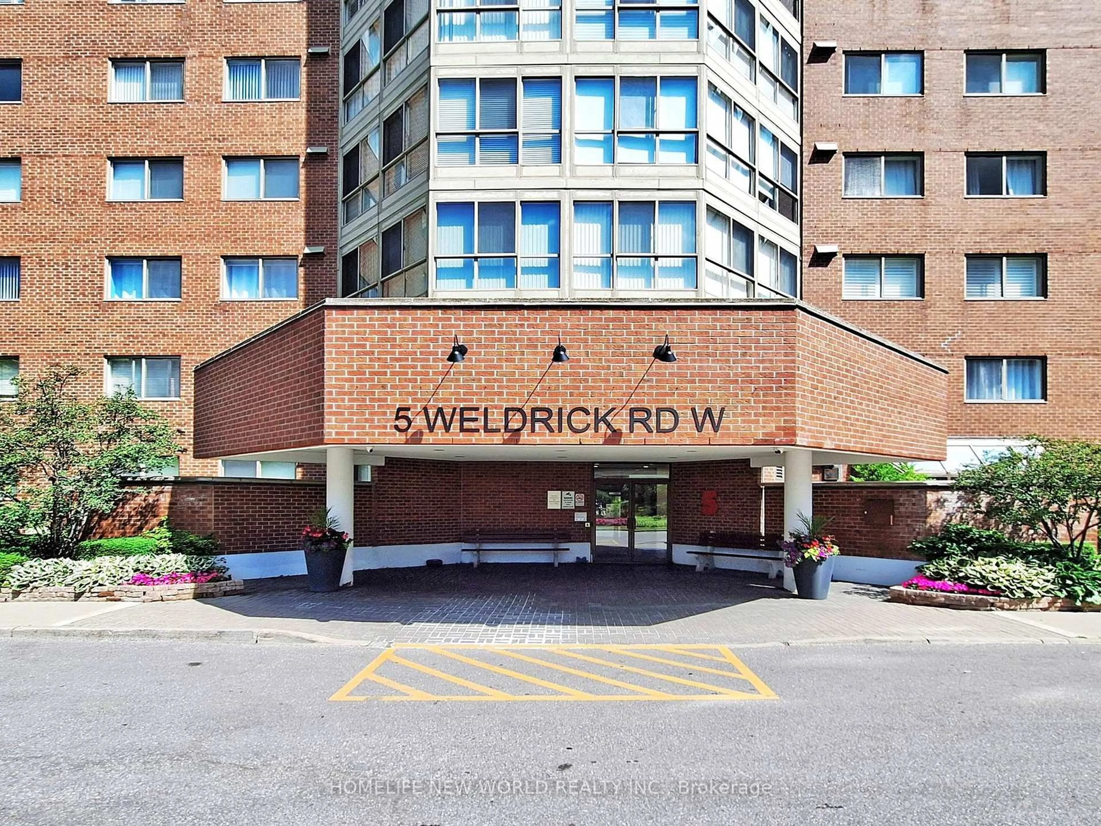 Indoor foyer for 5 Weldrick Rd #604, Richmond Hill Ontario L4C 8S9