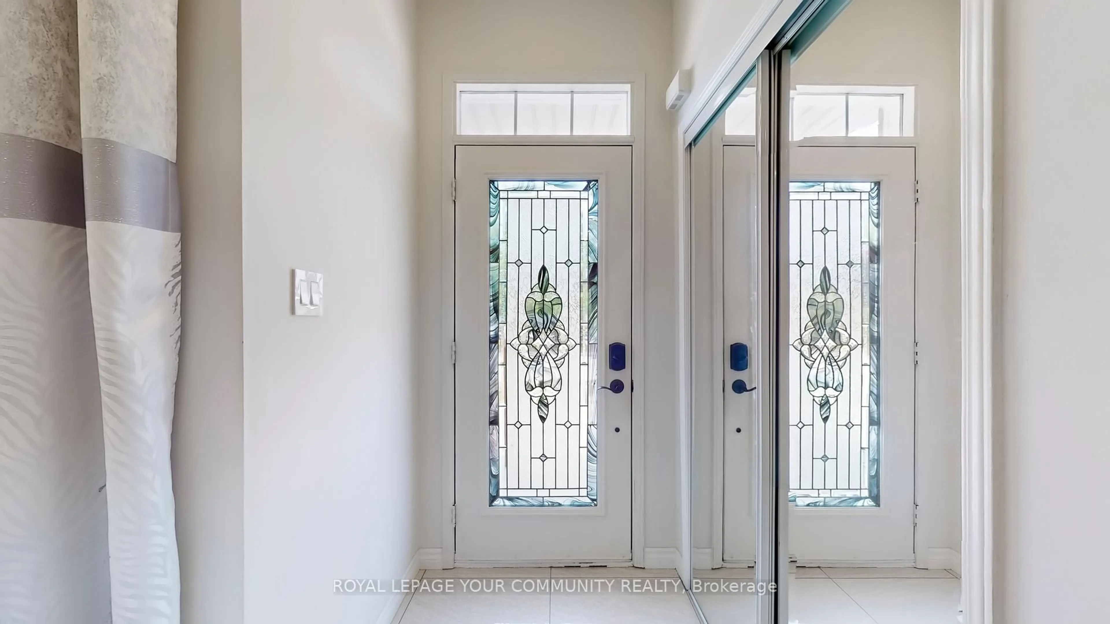 Indoor entryway for 42 Barnwood Dr, Richmond Hill Ontario L4E 5A3