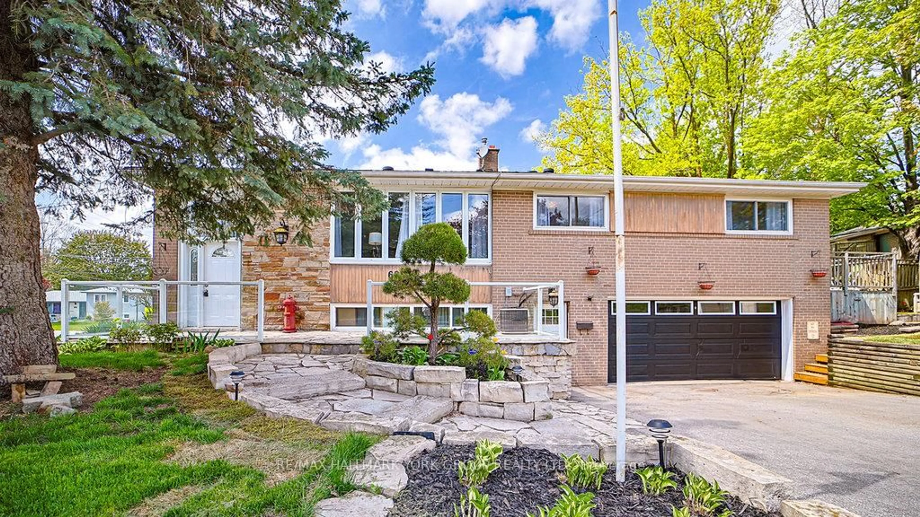 Home with brick exterior material, street for 689 Sunnypoint Dr, Newmarket Ontario L3Y 2Z7
