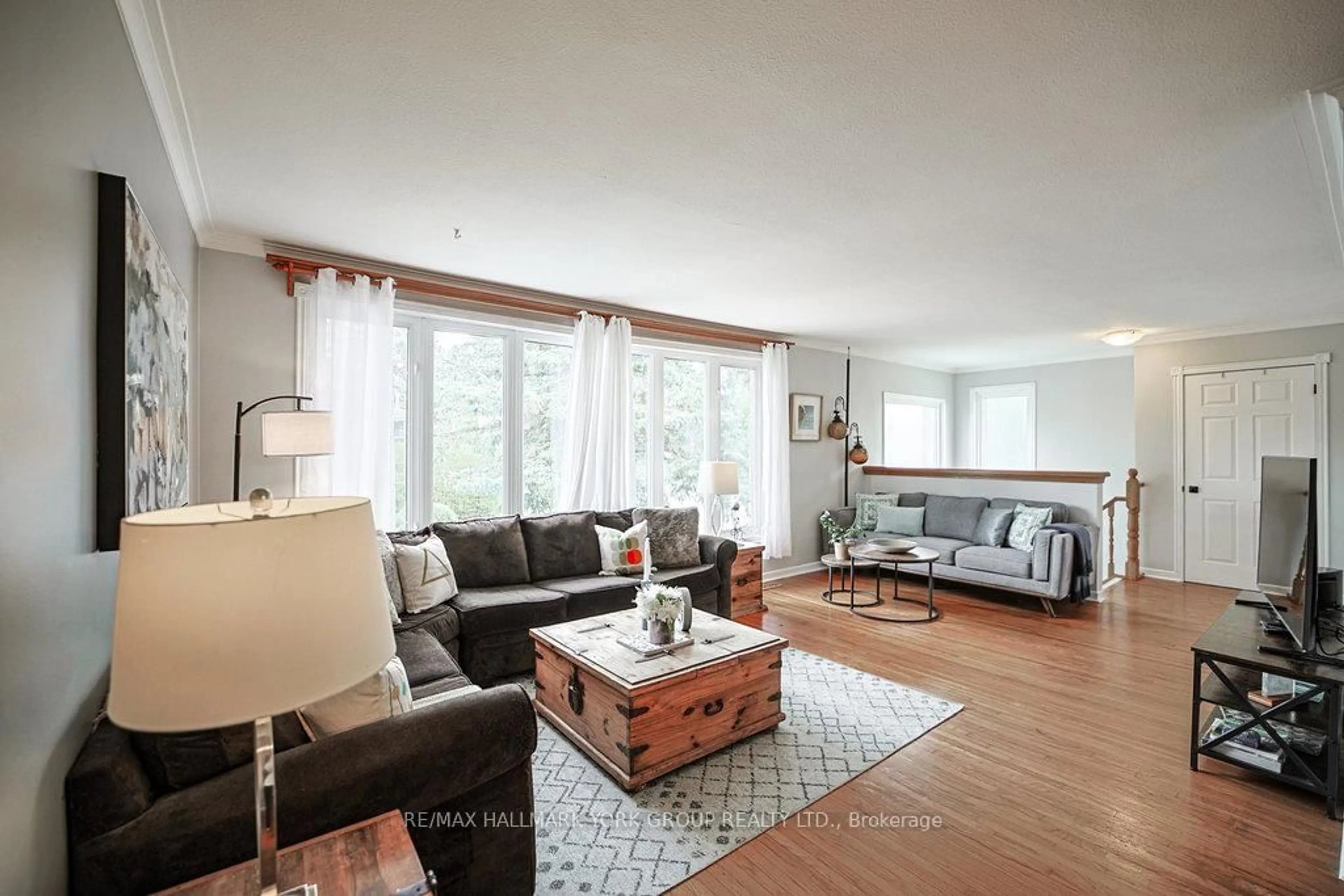 Living room with furniture, wood/laminate floor for 689 Sunnypoint Dr, Newmarket Ontario L3Y 2Z7