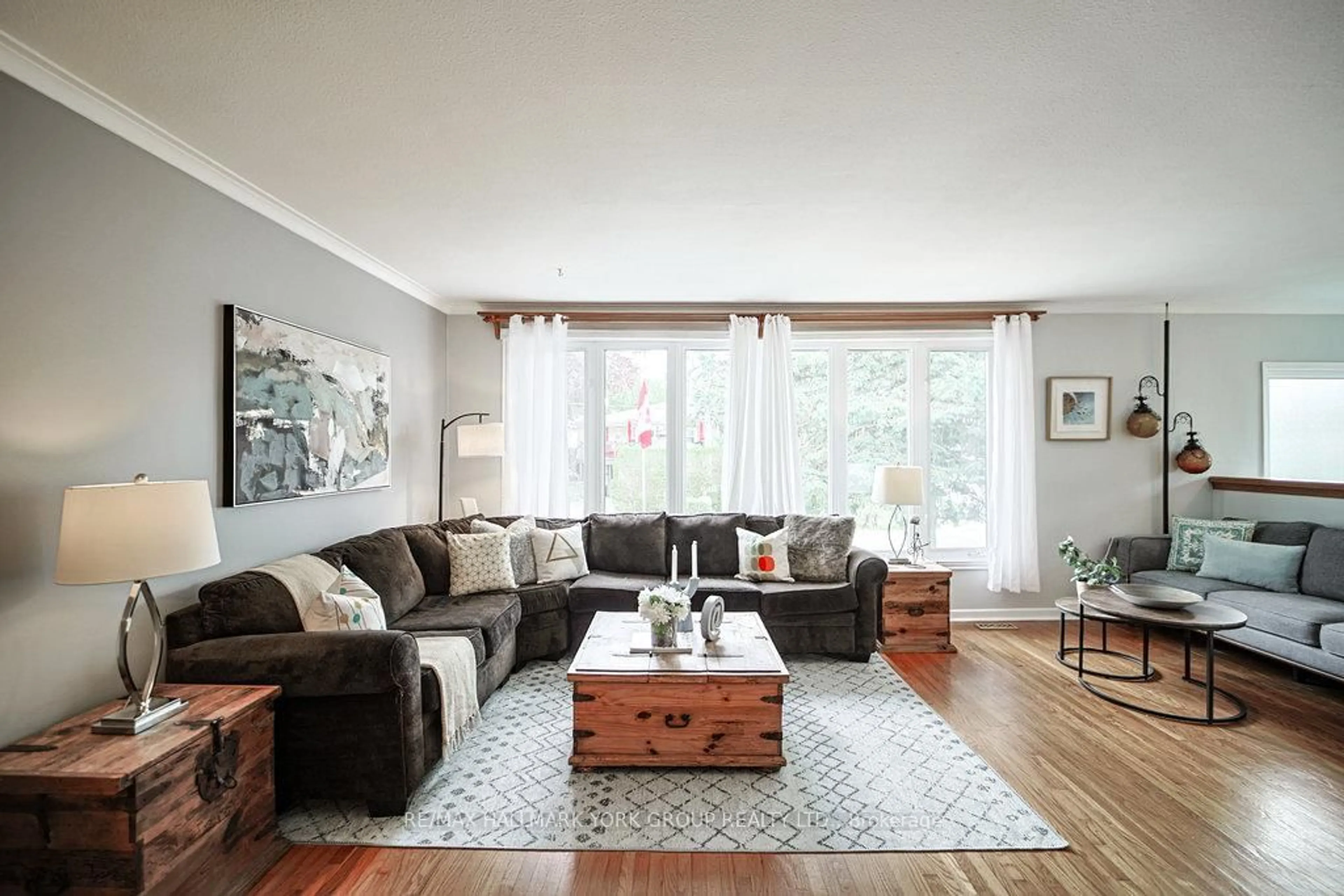 Living room with furniture, wood/laminate floor for 689 Sunnypoint Dr, Newmarket Ontario L3Y 2Z7