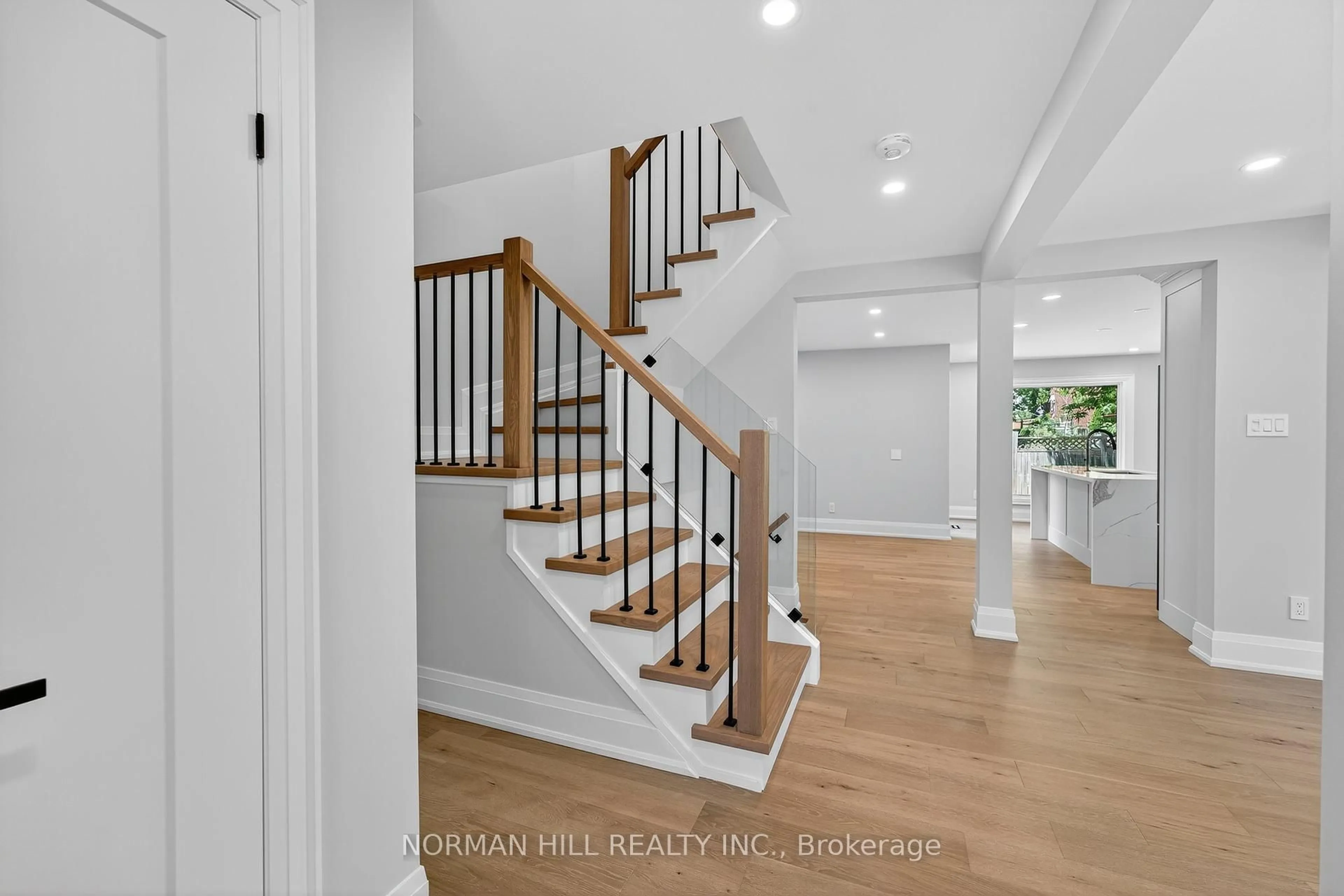 Indoor entryway for 14 Kidds Lane, Innisfil Ontario L0L 1L0