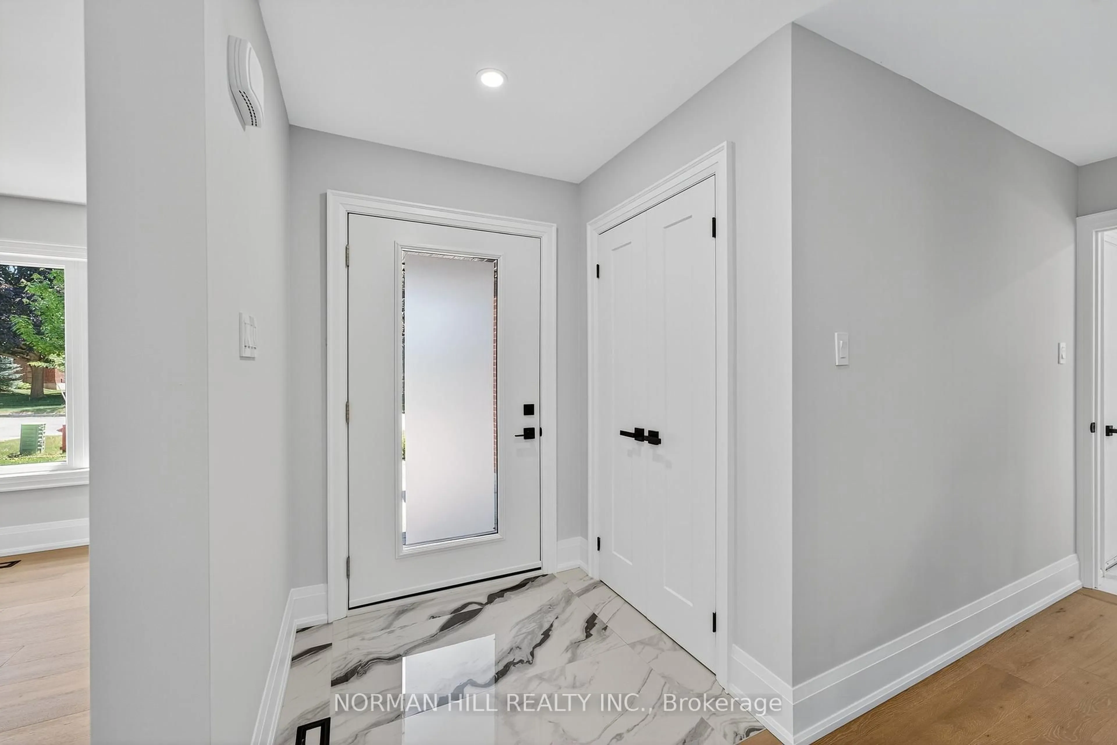 Indoor entryway for 14 Kidds Lane, Innisfil Ontario L0L 1L0