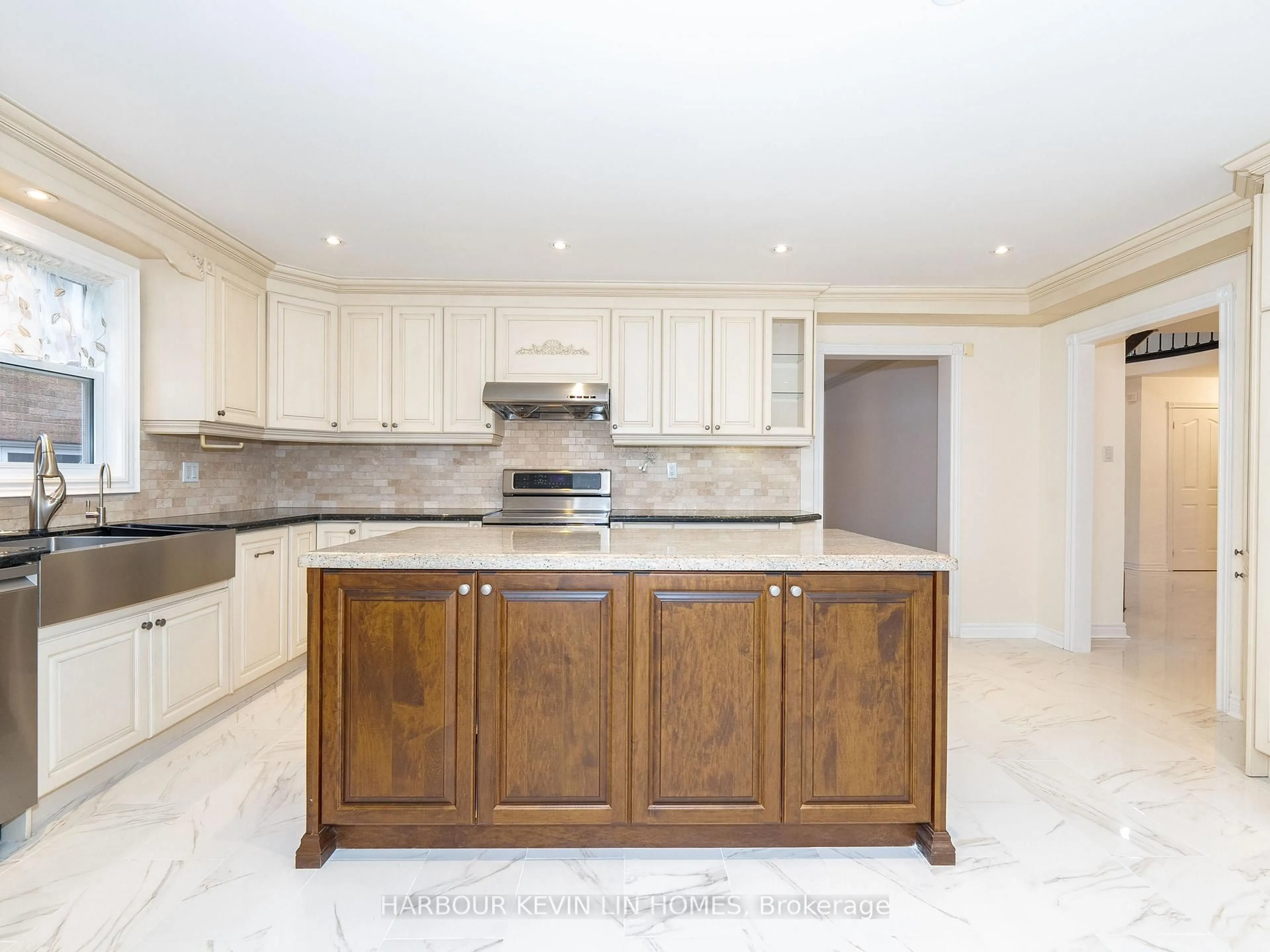 Open concept kitchen, ceramic/tile floor for 39 Montclair Rd, Richmond Hill Ontario L4B 2T9