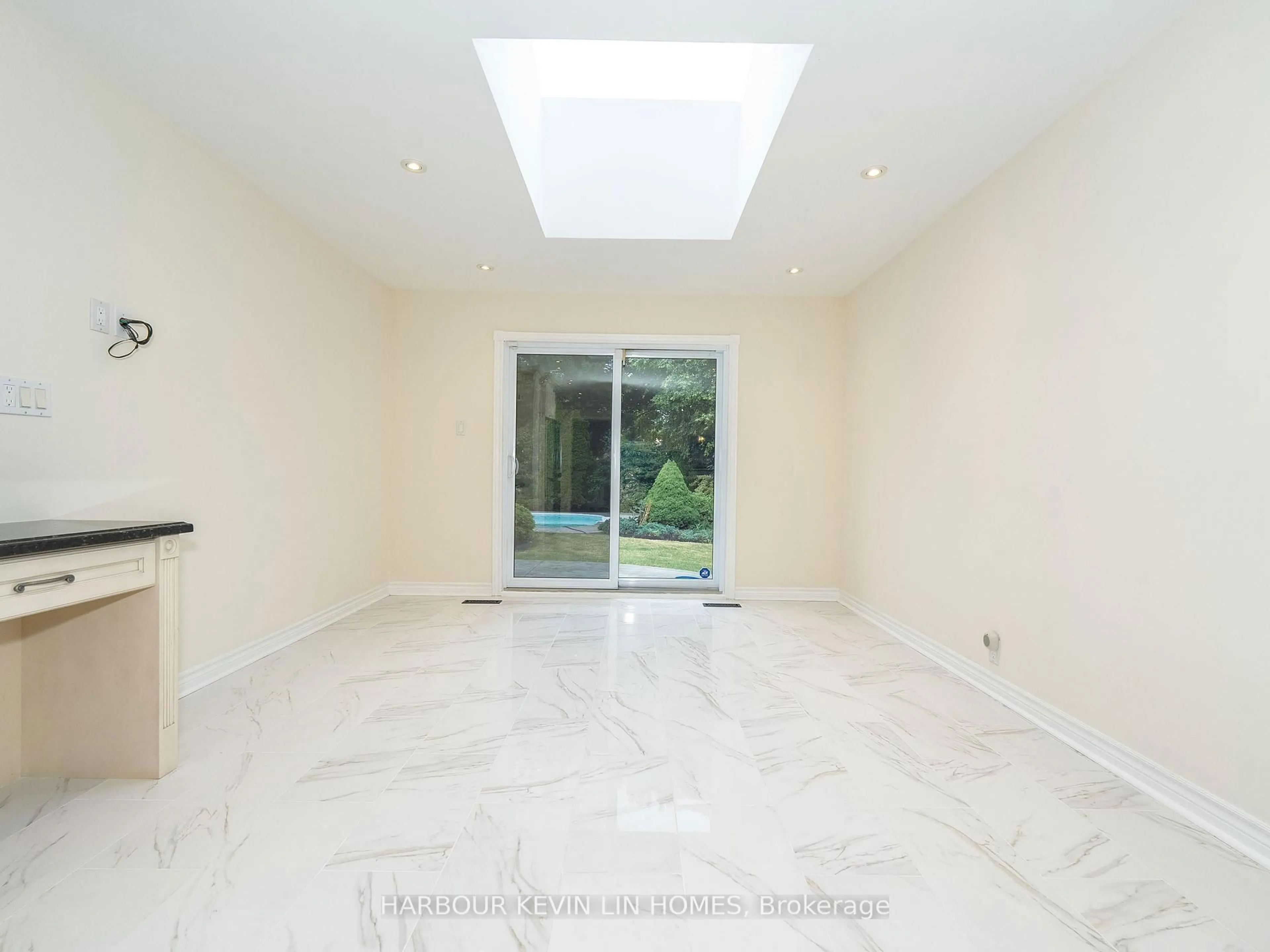 Indoor foyer for 39 Montclair Rd, Richmond Hill Ontario L4B 2T9